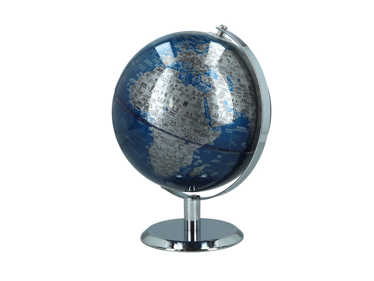 Malý dekorativní globus v modro-stříbrném provedení s možností personalizace gravírováním, ideální jako dárek, výška 20 cm, elegantní dekorace obývacího pokoje s geografickými názvy v angličtině a čínštině.
