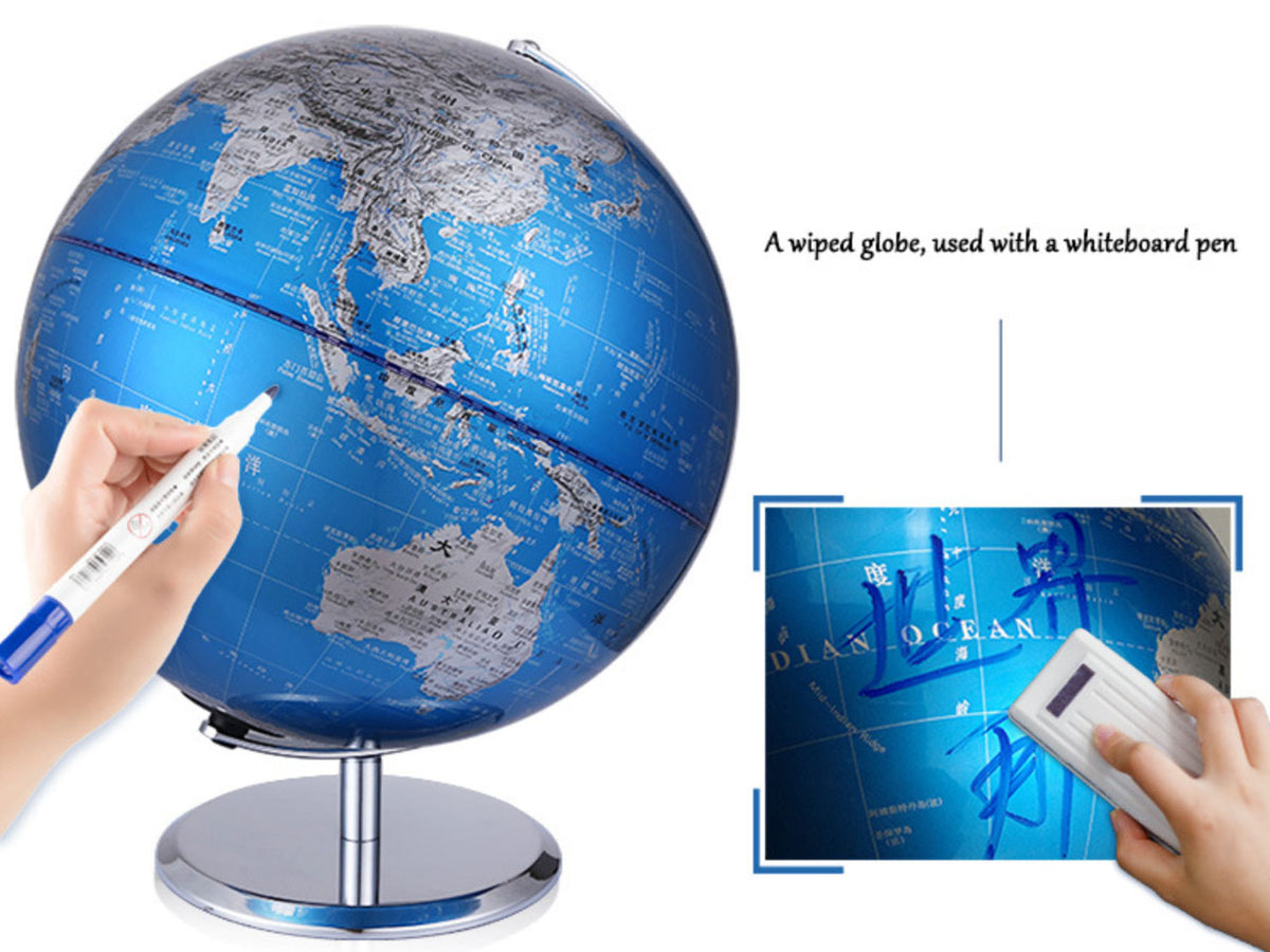 Malý dekorativní globus v modro-stříbrném provedení s možností personalizace gravírováním, ideální jako dárek, výška 20 cm, elegantní dekorace obývacího pokoje s geografickými názvy v angličtině a čínštině.