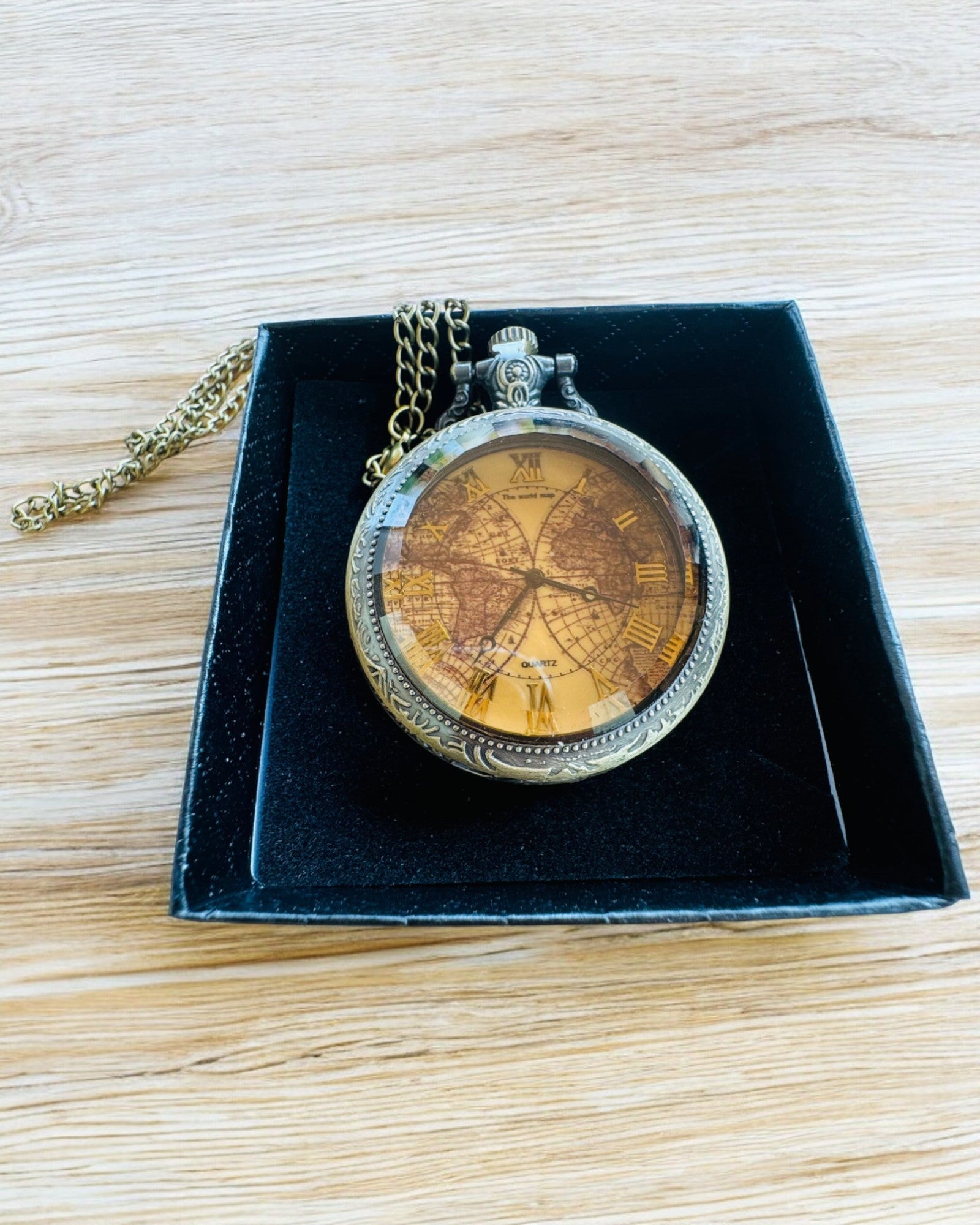 Classic Quartz Pocket Watch with World Map – Vintage Style Pendant with Chain for Her and Him, Engraving