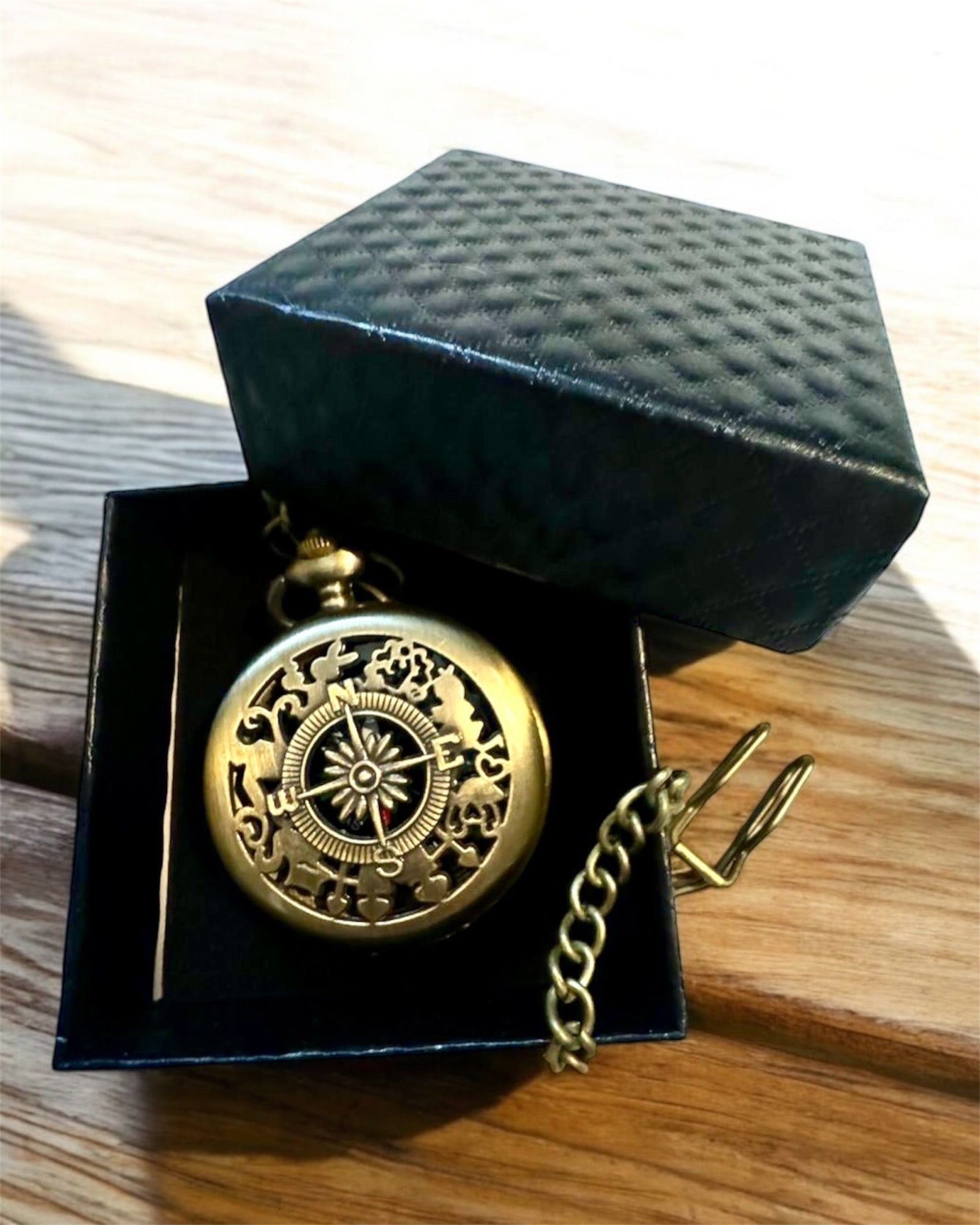 Antický bronzovo-zlatý kapesní kompas s krajkovým vzorem – Perfektní pro průzkumníky a milovníky retro. Personalizace gravírováním