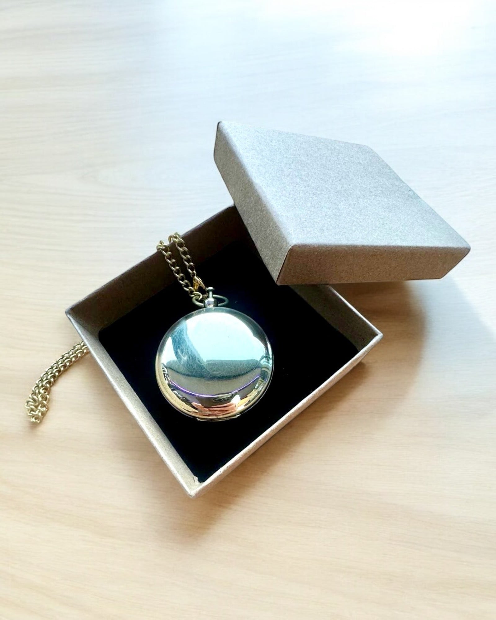 Golden Color Adventure Compass – Elegant Discovery Navigator