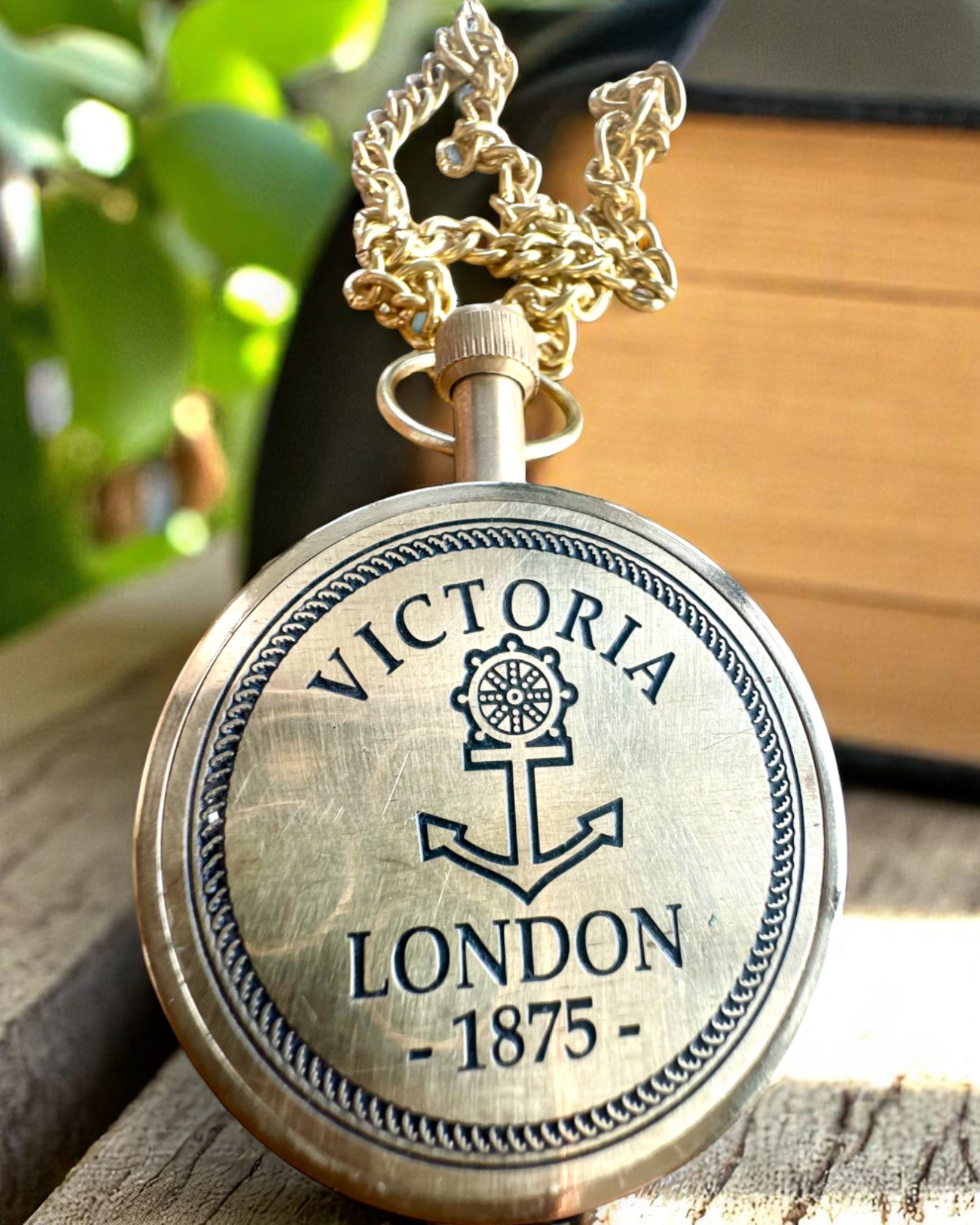 Kapesní hodinky „Victoria Crown“ – Mosazné, Ručně vyrobené v Indii, 5 cm široké, japonský mechanismus, možnost personalizace gravírováním jako dárek