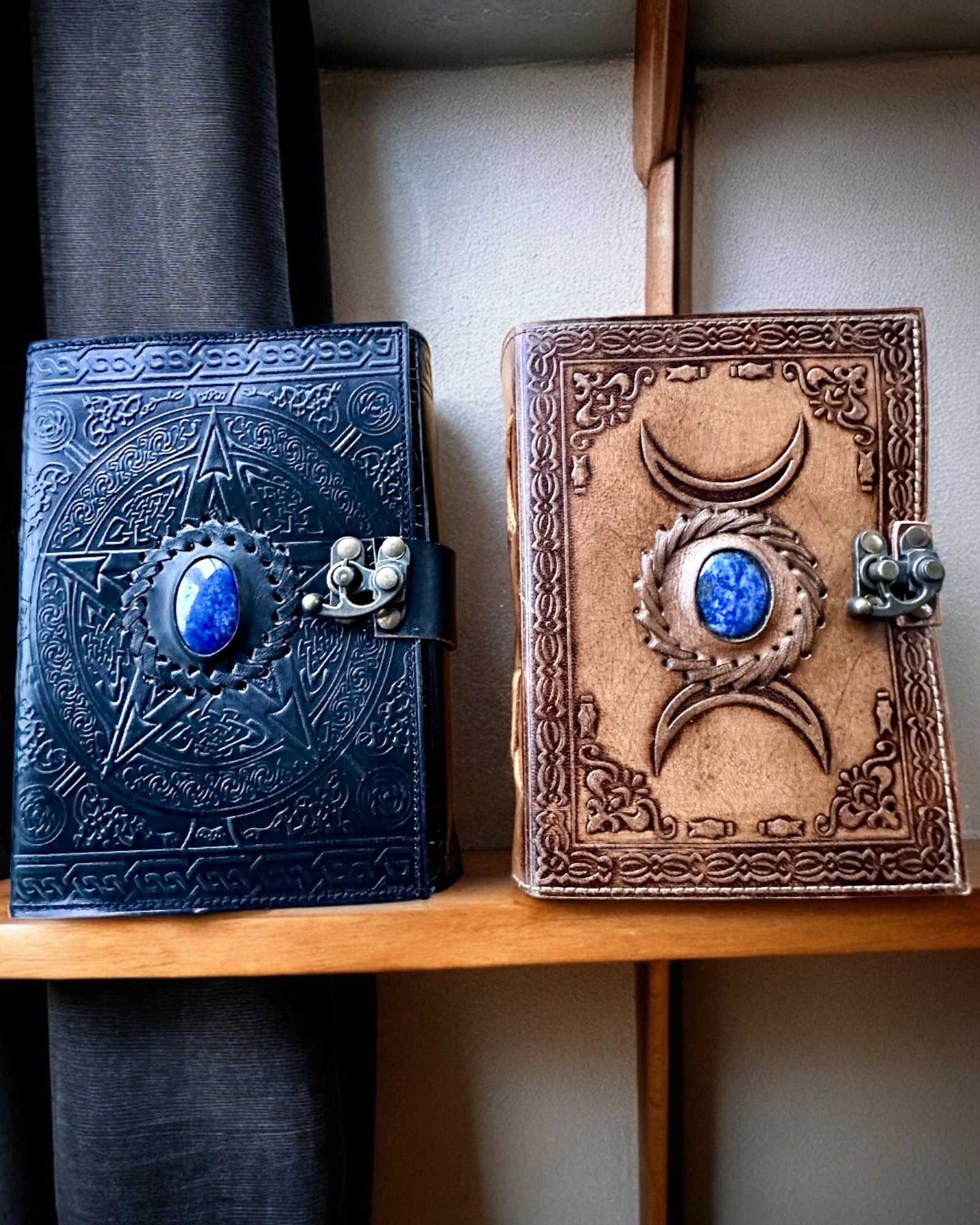 Prémiový deník, antický vzor, kožený zápisník "Magická kronika" 200 stran, 2 varianty na výběr, personalizace gravírováním