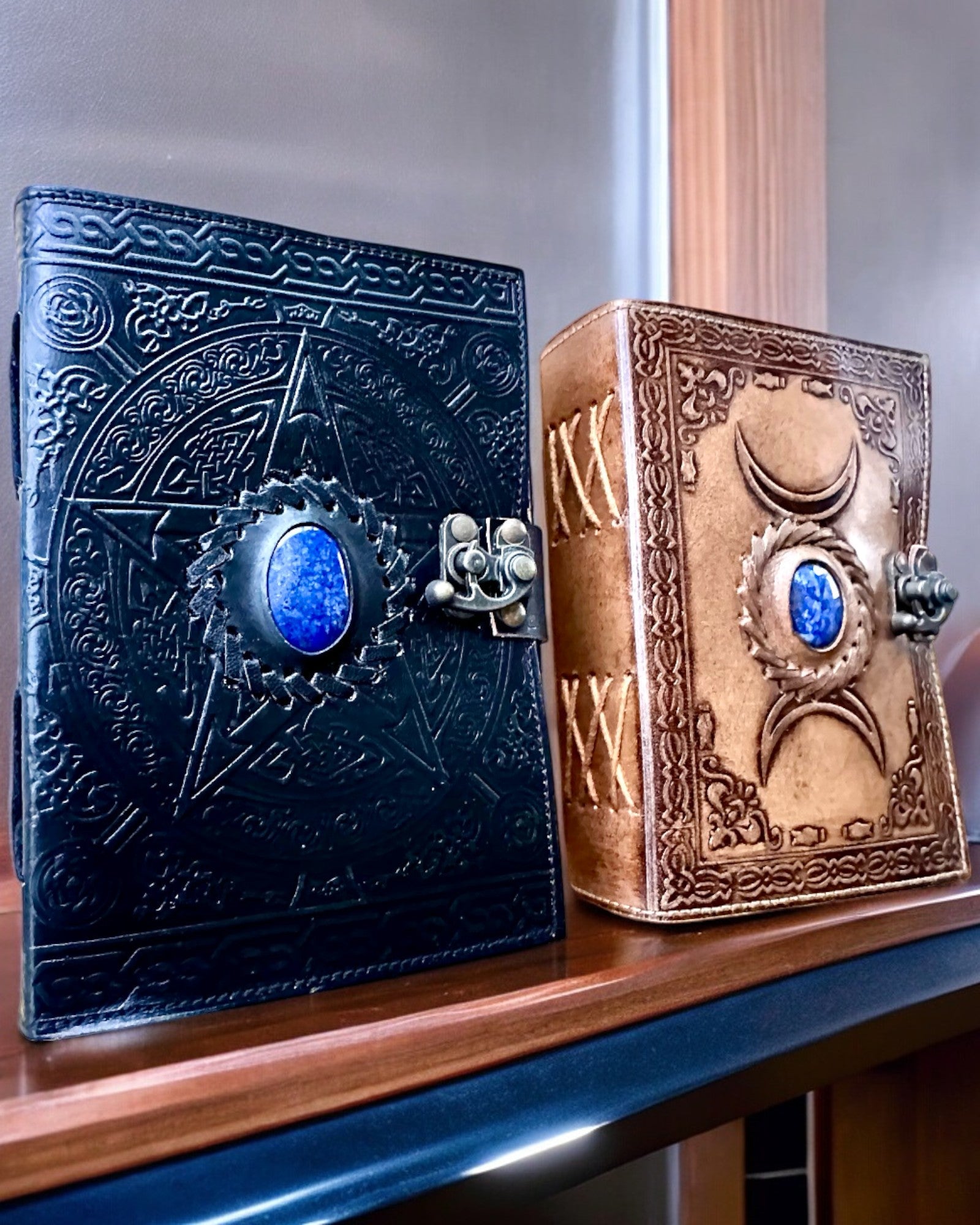 Prémiový deník, antický vzor, kožený zápisník "Magická kronika" 200 stran, 2 varianty na výběr, personalizace gravírováním