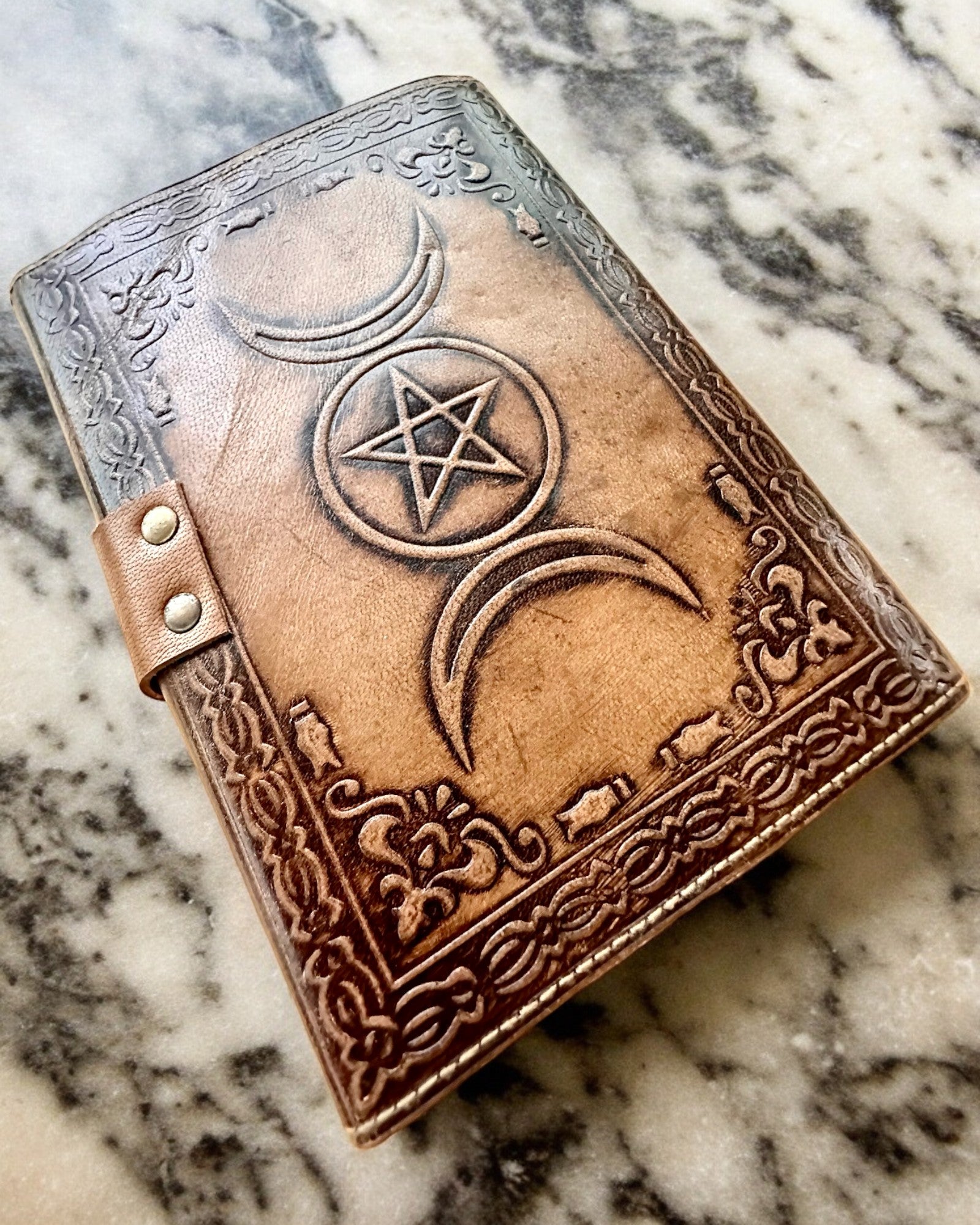 Prémiový deník, antický vzor, kožený zápisník "Magická kronika" 200 stran, 2 varianty na výběr, personalizace gravírováním