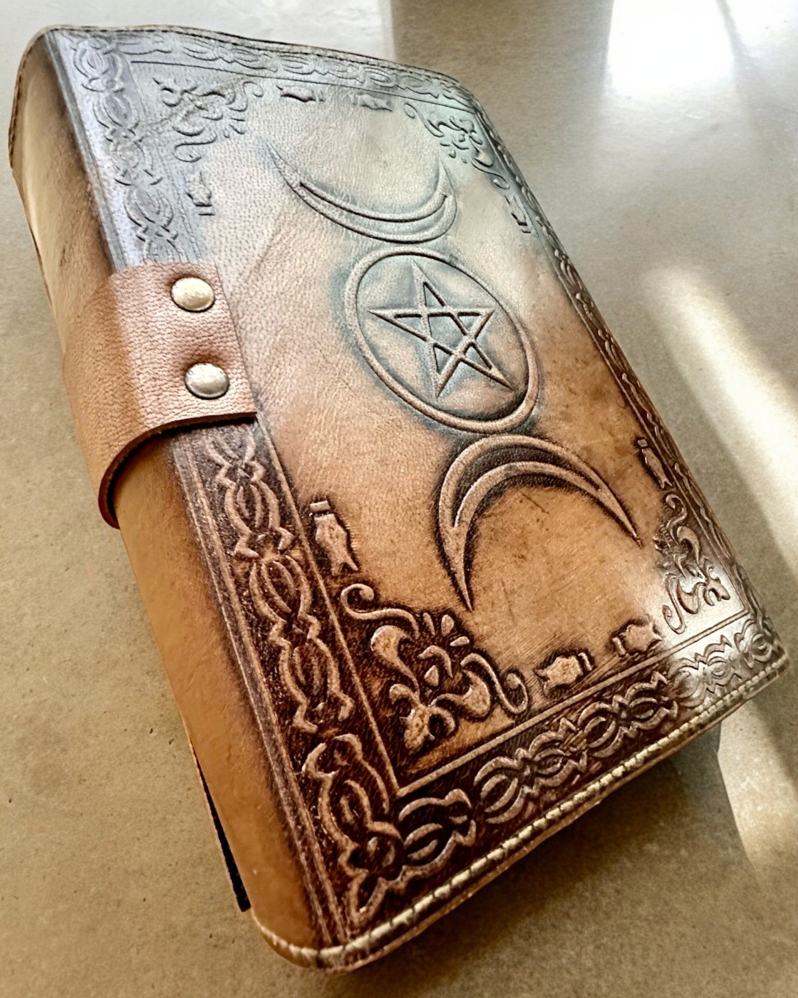 Prémiový deník, antický vzor, kožený zápisník "Magická kronika" 200 stran, 2 varianty na výběr, personalizace gravírováním
