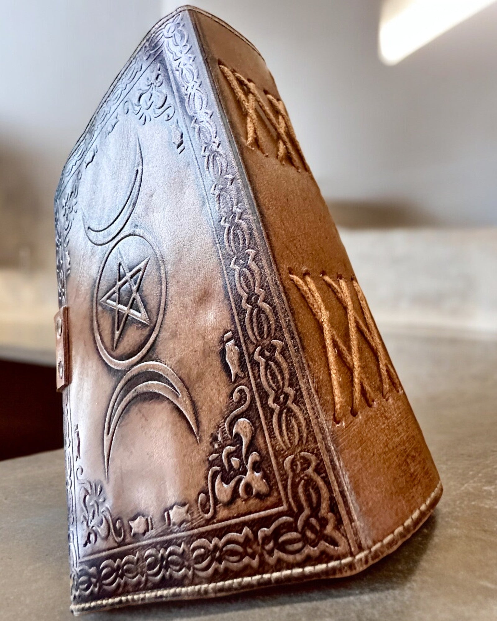 Prémiový deník, antický vzor, kožený zápisník "Magická kronika" 200 stran, 2 varianty na výběr, personalizace gravírováním