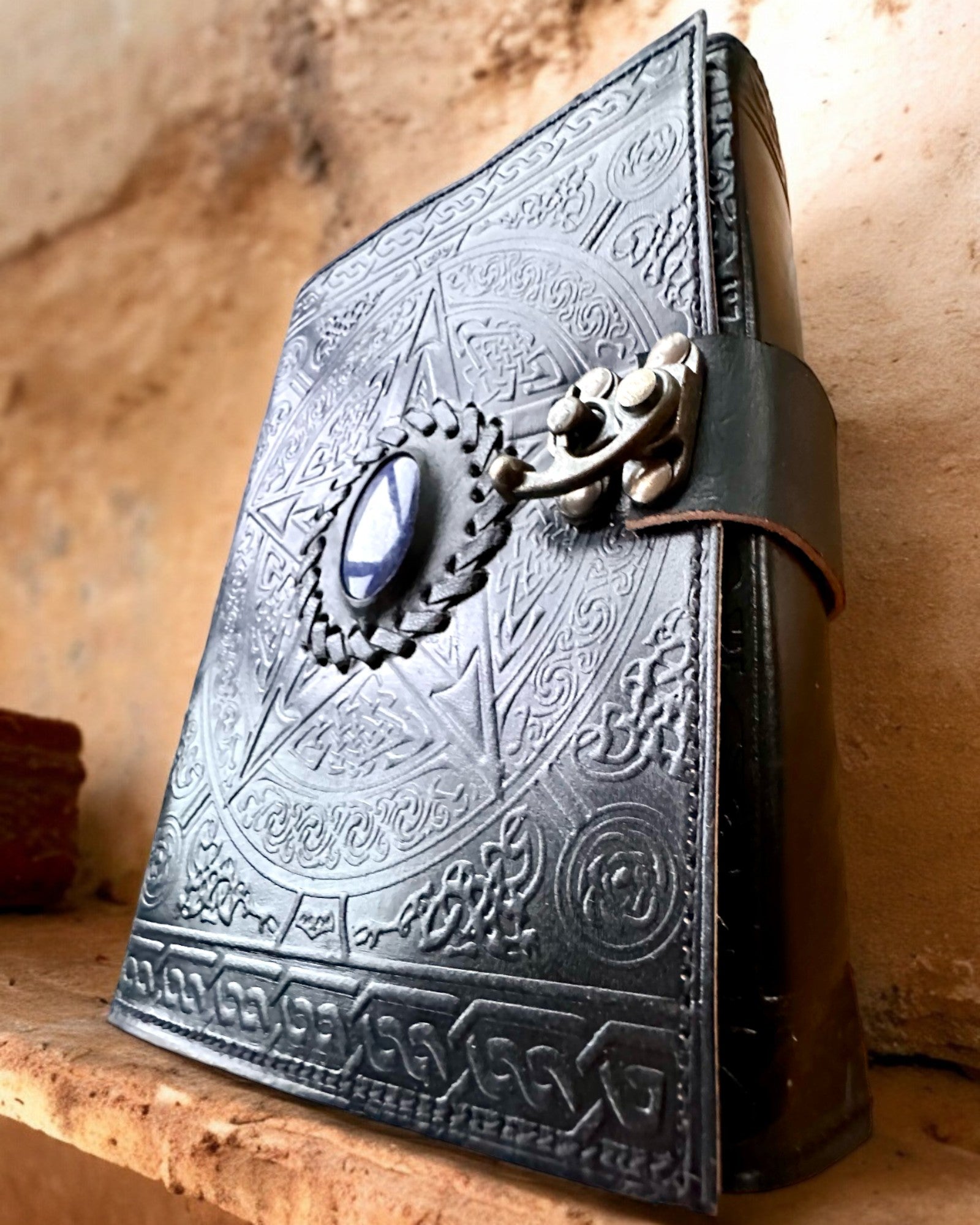 Prémiový deník, antický vzor, kožený zápisník "Magická kronika" 200 stran, 2 varianty na výběr, personalizace gravírováním