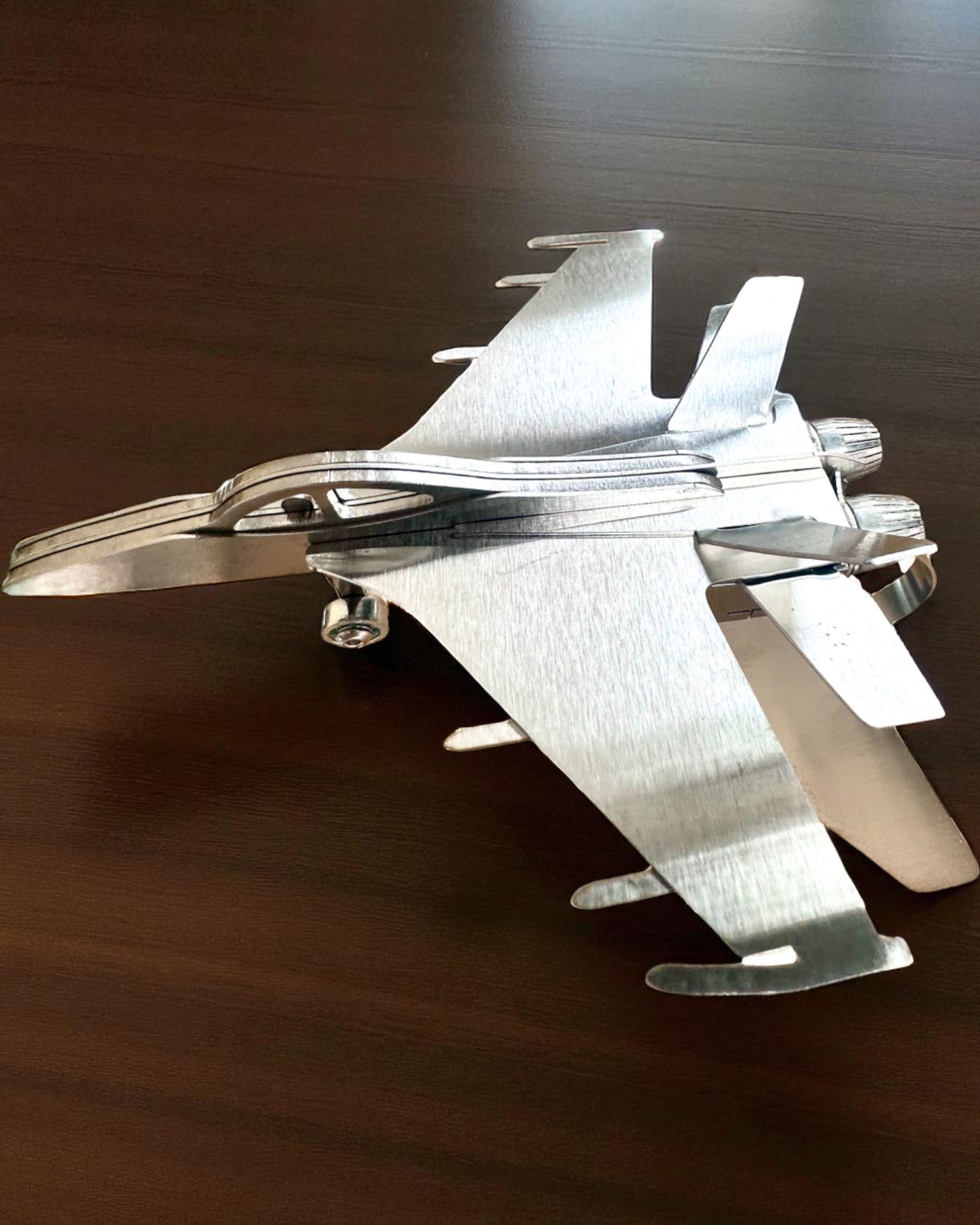 Kovový Model Stíhačky „SkyRaptor” – nerezová ocel, personalizované gravírování jako dárek