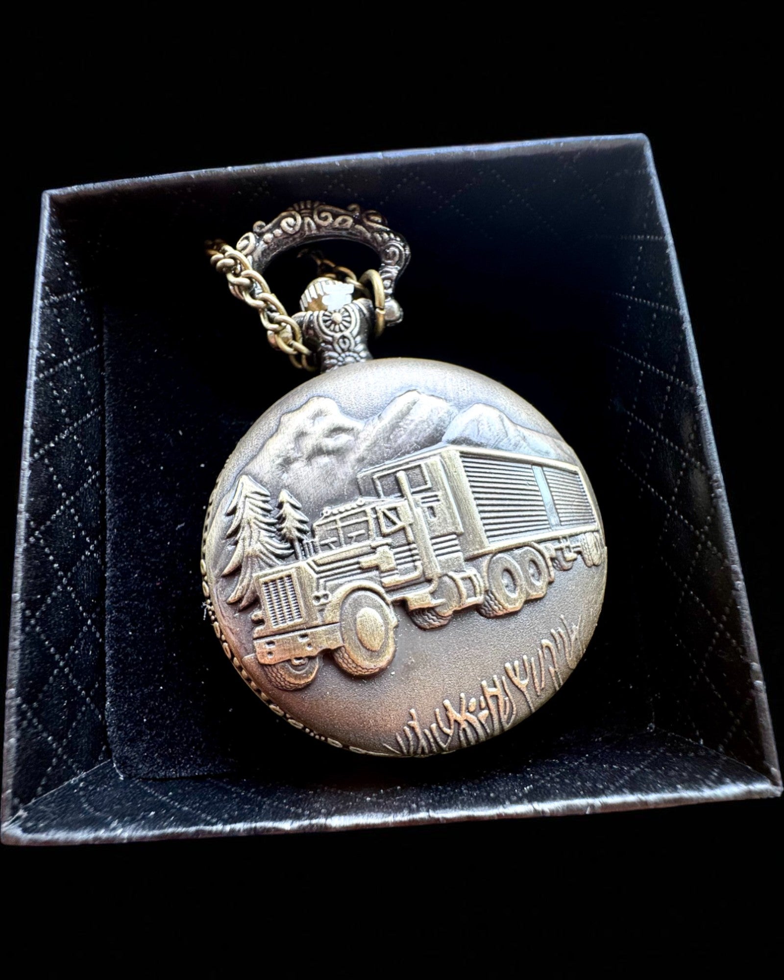 Kapesní hodinky „Road King” – s motivem nákladního vozu, s gravírováním, jako dárek