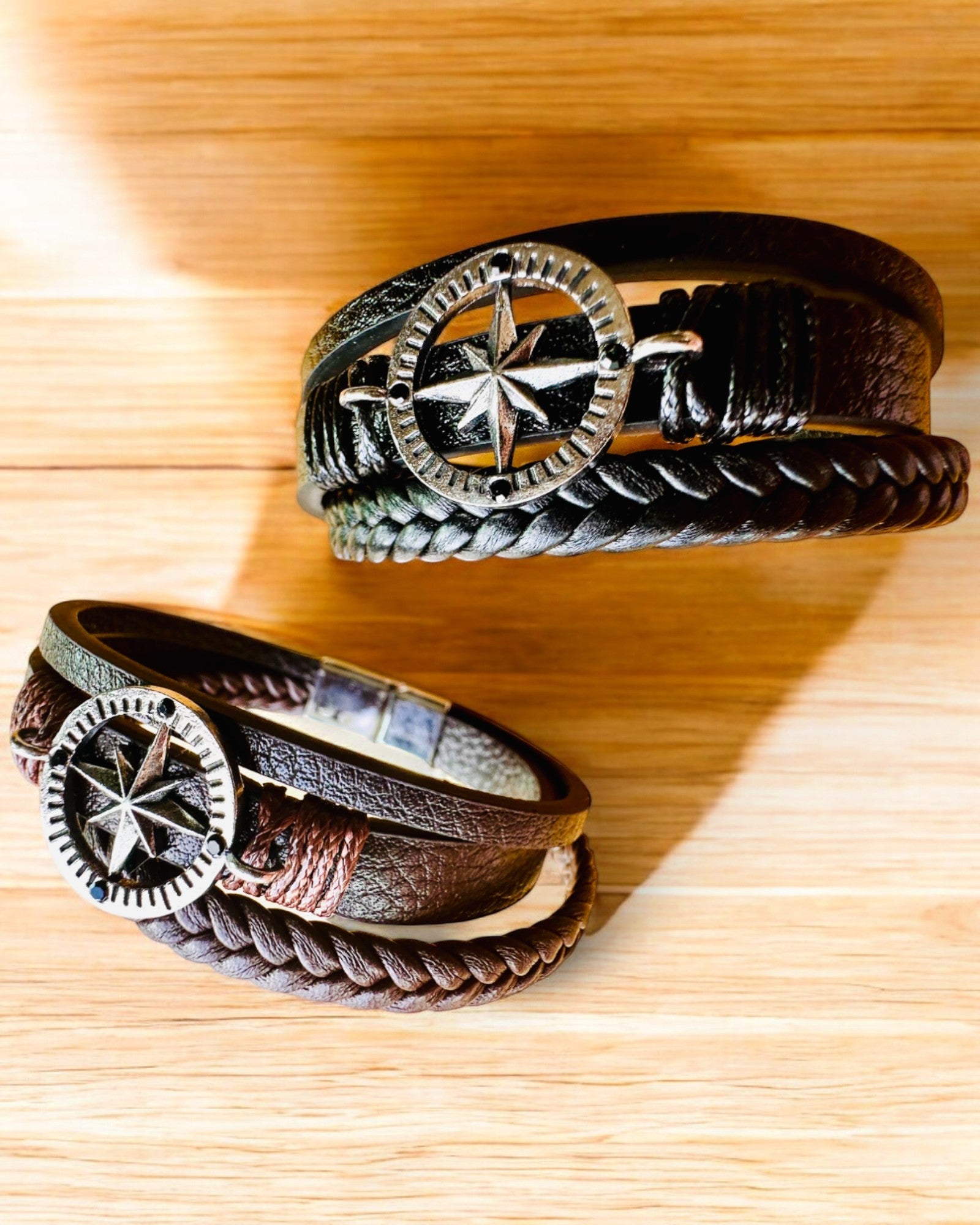 Náramek "Compass Adventure" - možnost personalizace gravírováním jako dárek, 2 barevné varianty na výběr