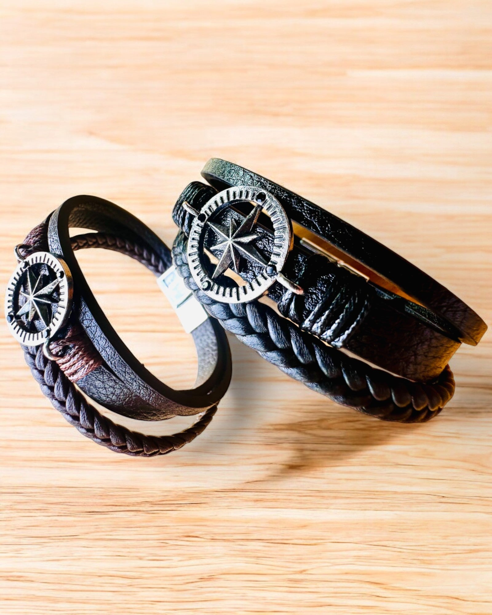 Náramek "Compass Adventure" - možnost personalizace gravírováním jako dárek, 2 barevné varianty na výběr