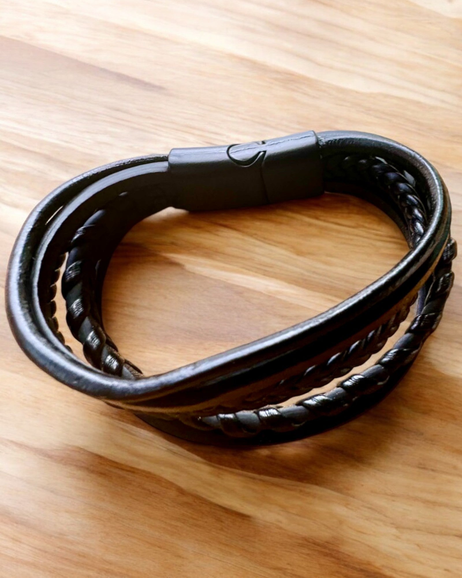 "StyleTwist" Bracelet with Personalized Engraving