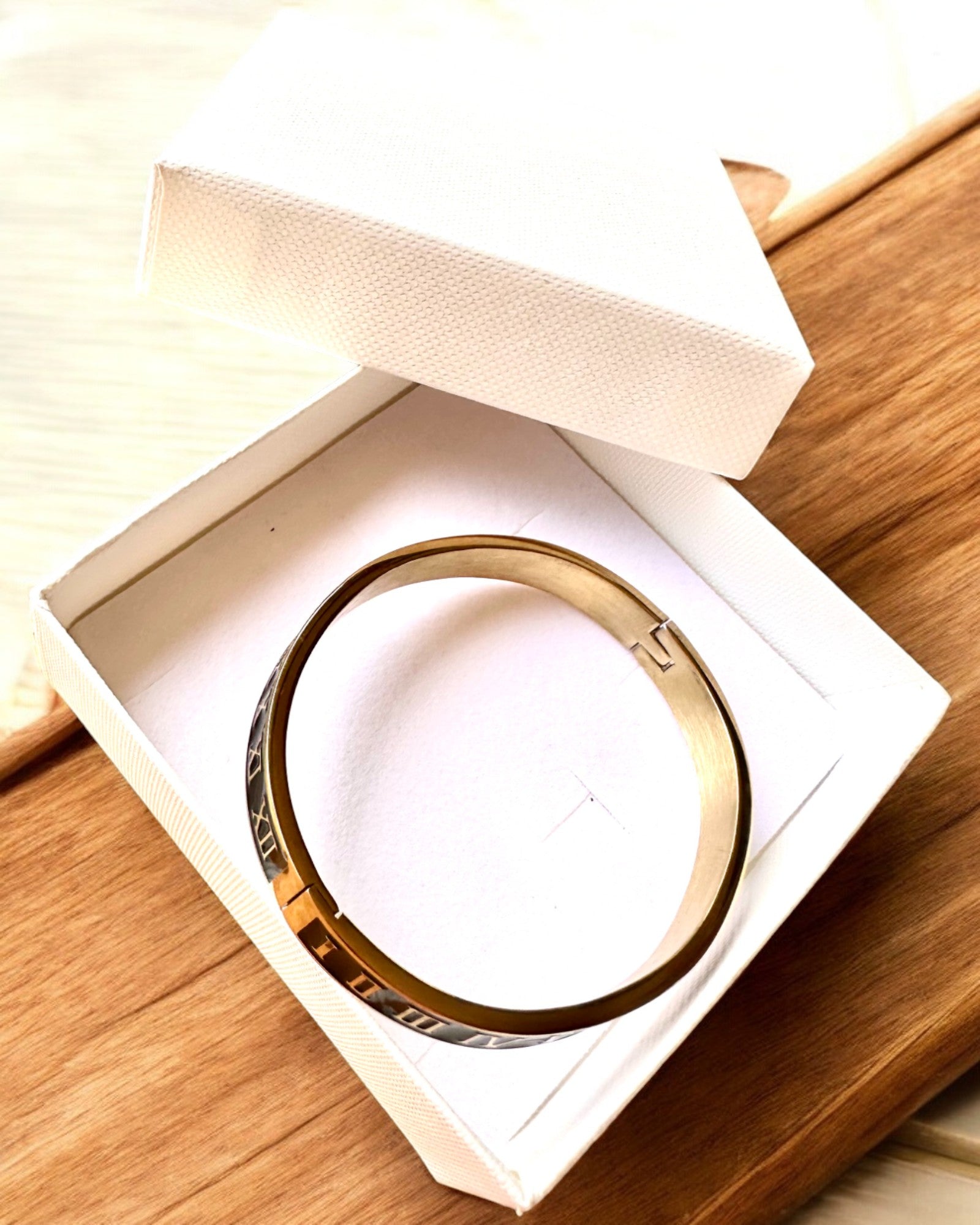 Brățară "Czas Elegancji" - culoare aurie Oțel Inoxidabil cu Cifre Romane, posibilitate de personalizare cu gravură