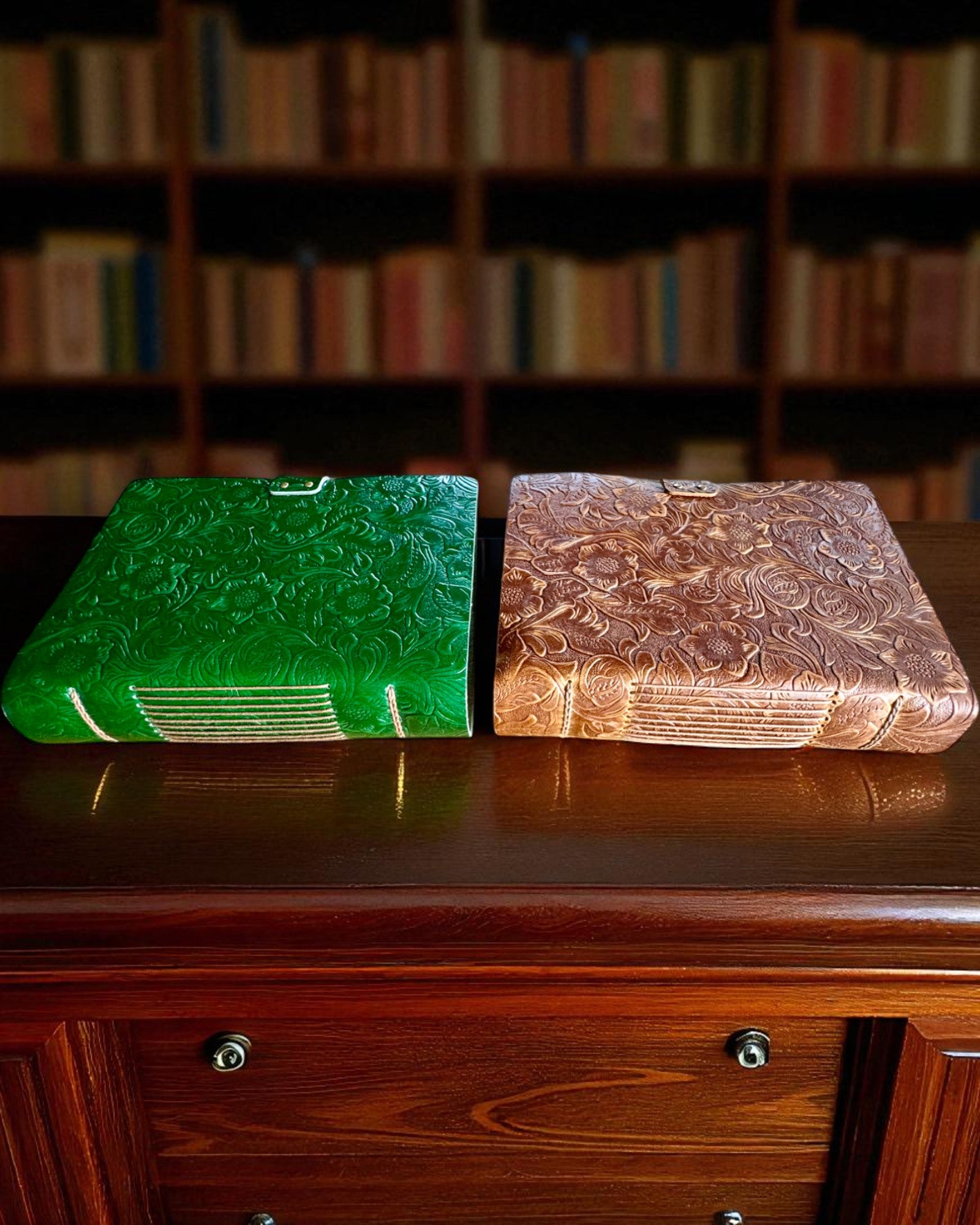 Skórzany Notatnik Vintage „Floralis” – ręcznie tłoczony, 400 stron, możliwość grawerowania, 2 warianty