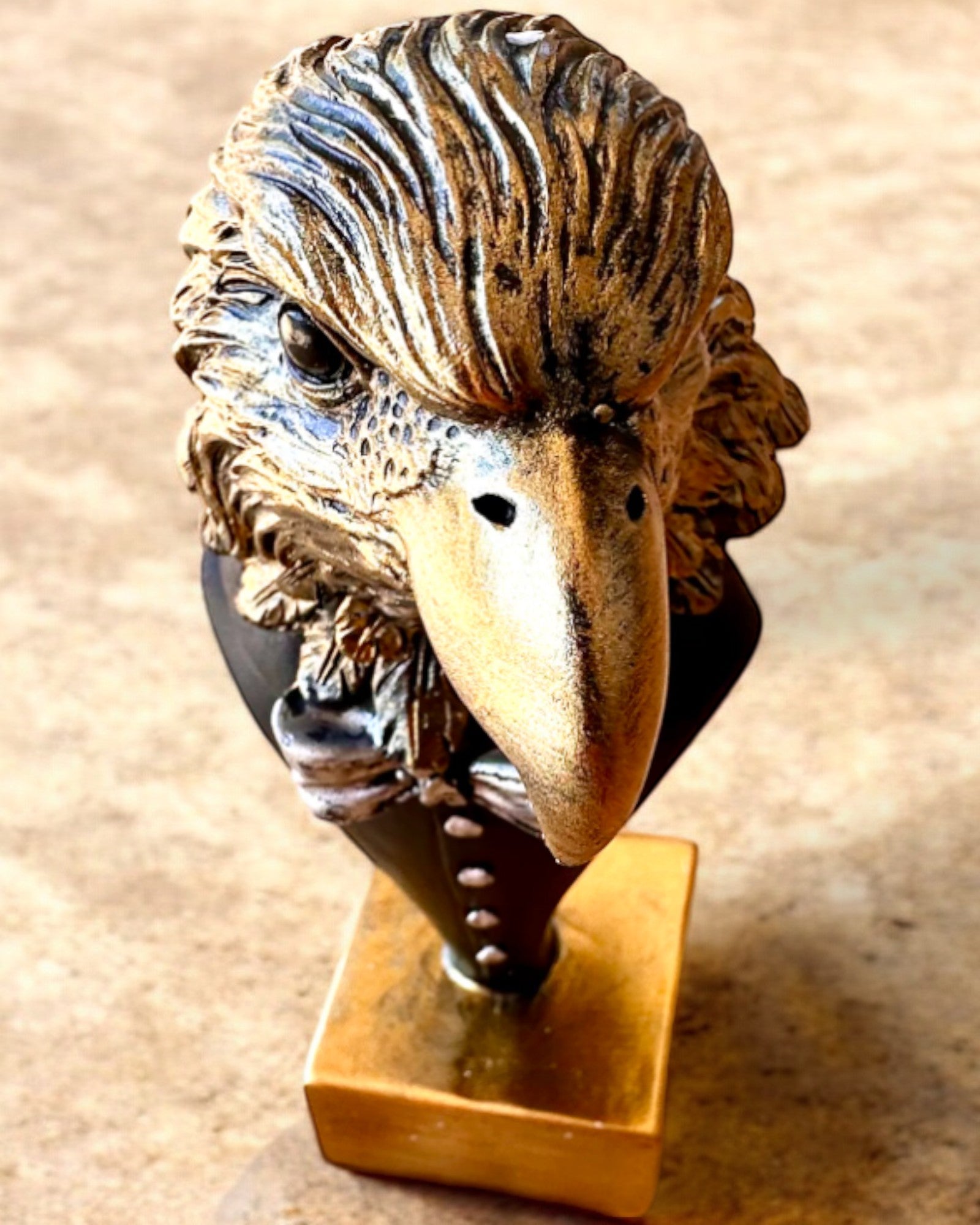 Eagle Head Figurine Büffel Warden – in Elegant Tailcoat with Engraving Option for Gift