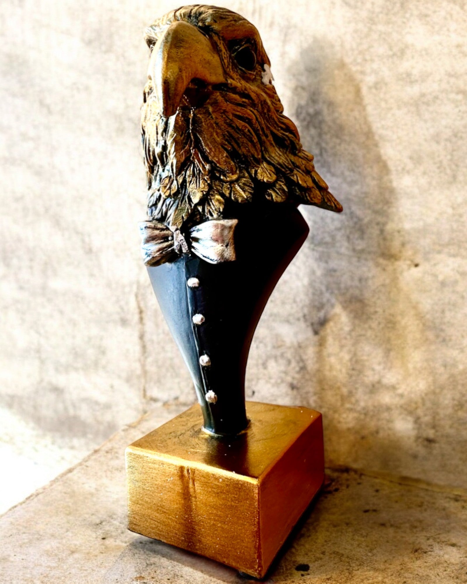 Eagle Head Figurine Büffel Warden – in Elegant Tailcoat with Engraving Option for Gift