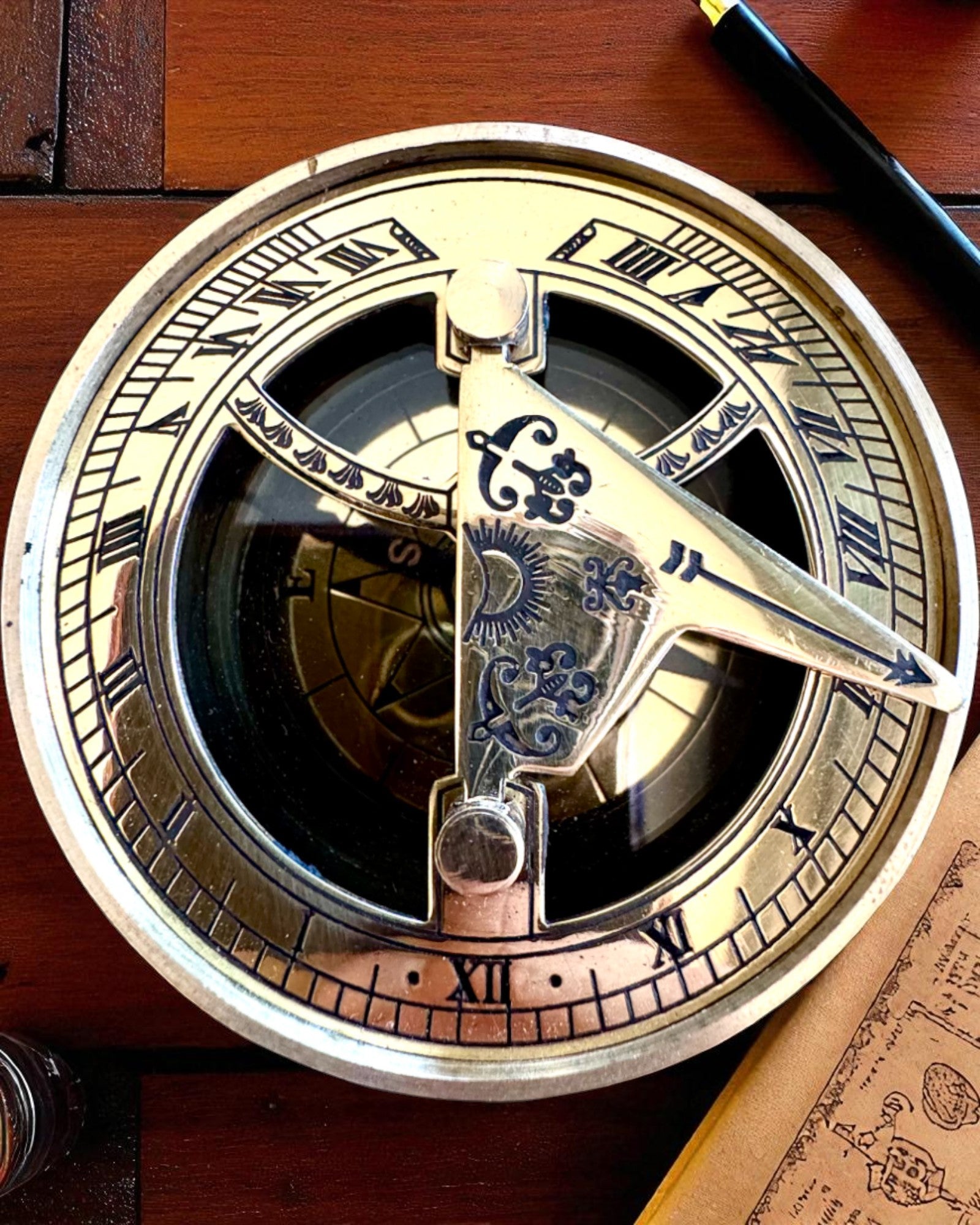 Sluneční kompas Voyager 7cm – mosazné sluneční hodiny s kompasem, personalizace gravírováním jako dárek