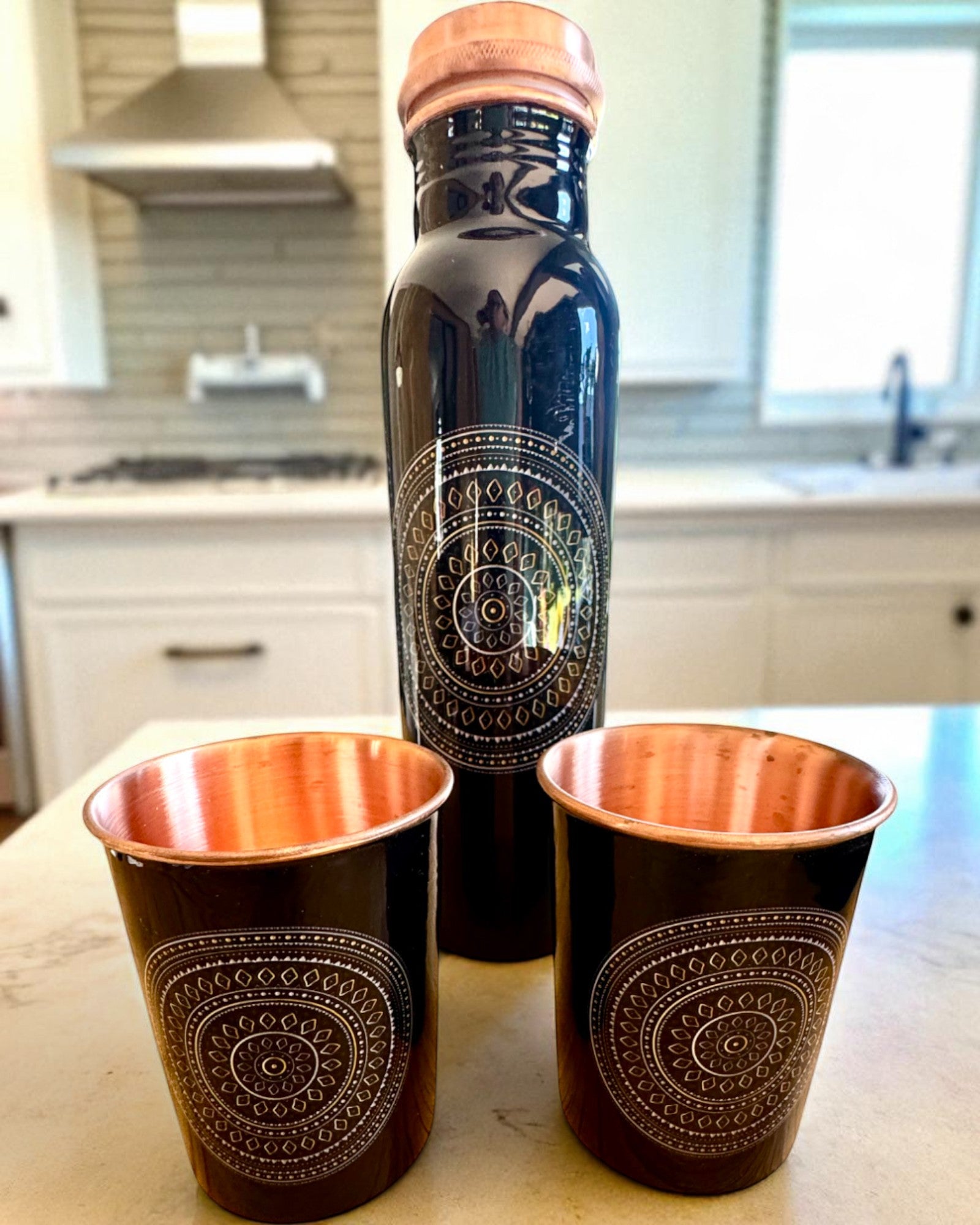 Set Mandala din Cupru – Sticlă 1L + 2 Căni în Etui, posibilitate de personalizare cu gravură pentru cadou