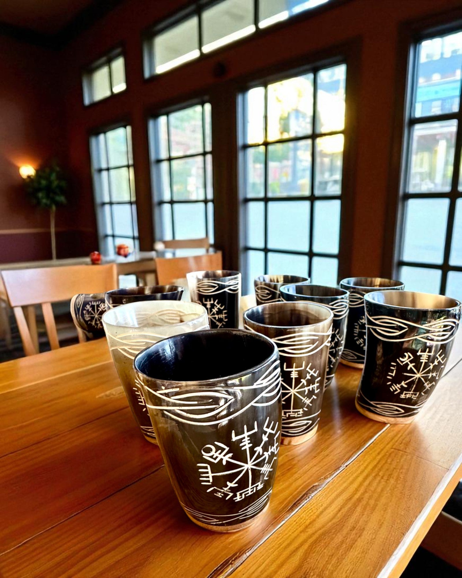 Valknut Ręcznie executat mały kubek z rogu bawoła z nordyckimi symbolami, posibilitate personalizare pe cadou cu gravură