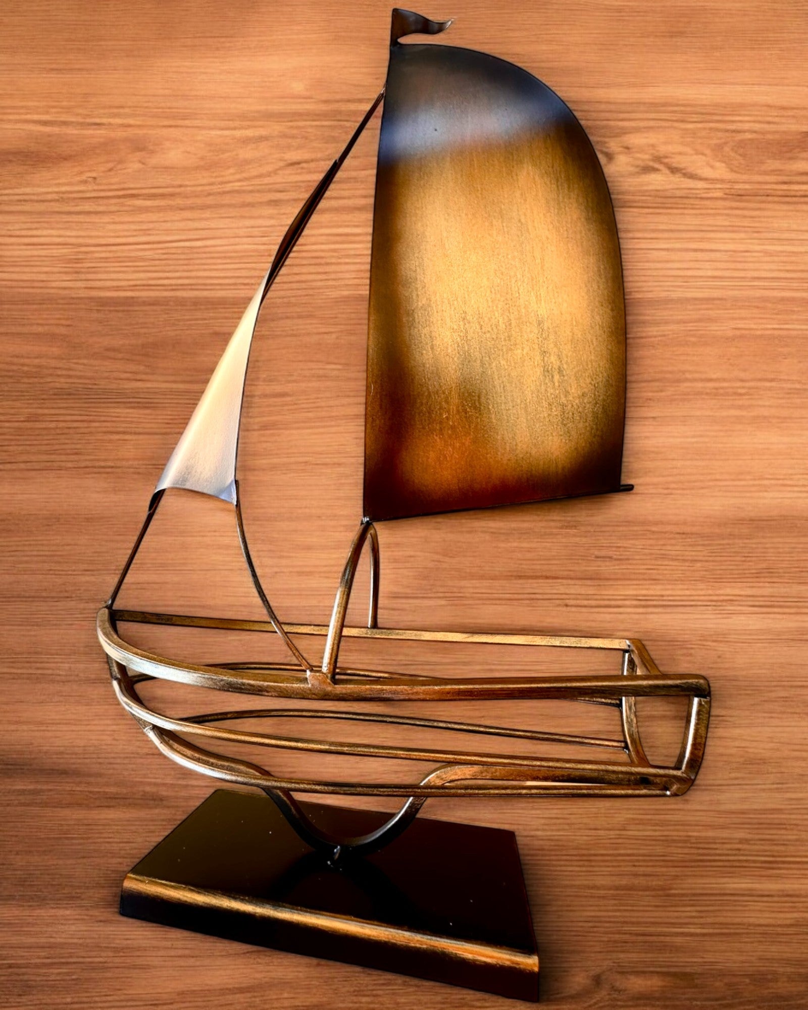 Металевий Стійка для Вина 45 см висоти, "Морська Фантазія" - у Формі Вітрильника з Можливістю Гравіювання на подарунок