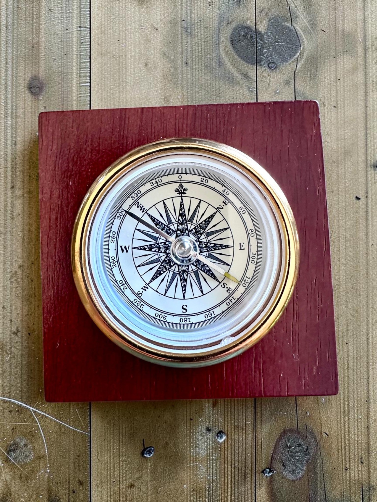Kompas „Navigator2” - Klasyczna Elegancja w Mosiądzu i Drewnie, personalizacja grawerem na prezent