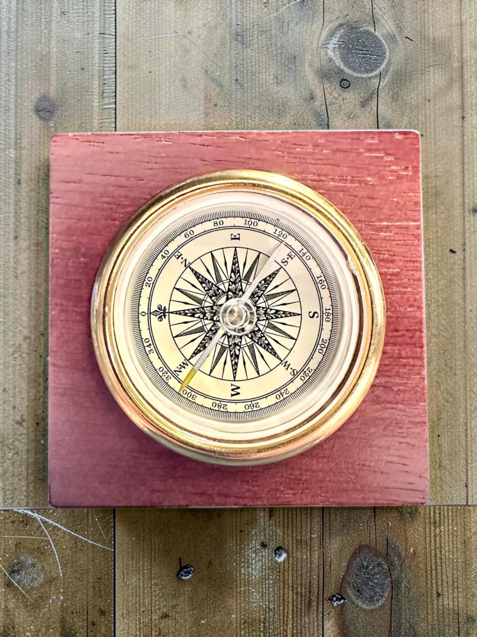 Kompas „Navigator2” - Klasyczna Elegancja w Mosiądzu i Drewnie, personalizacja grawerem na prezent