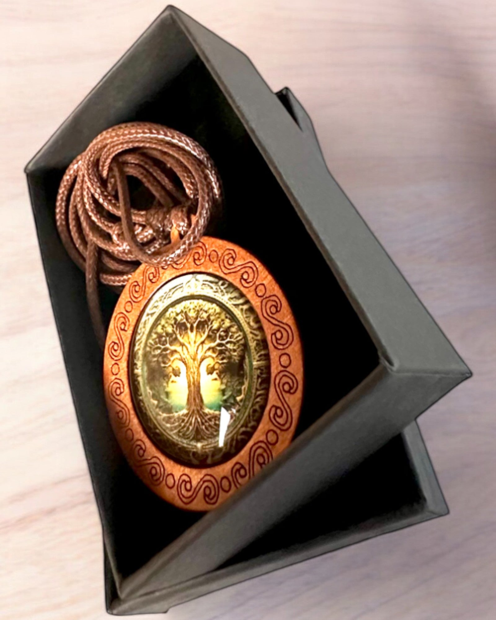 Amulet Života "Strom Předků" - Ručně Vyrobený Náhrdelník ze Dřeva a Skla, možnost personalizace gravírováním jako dárek