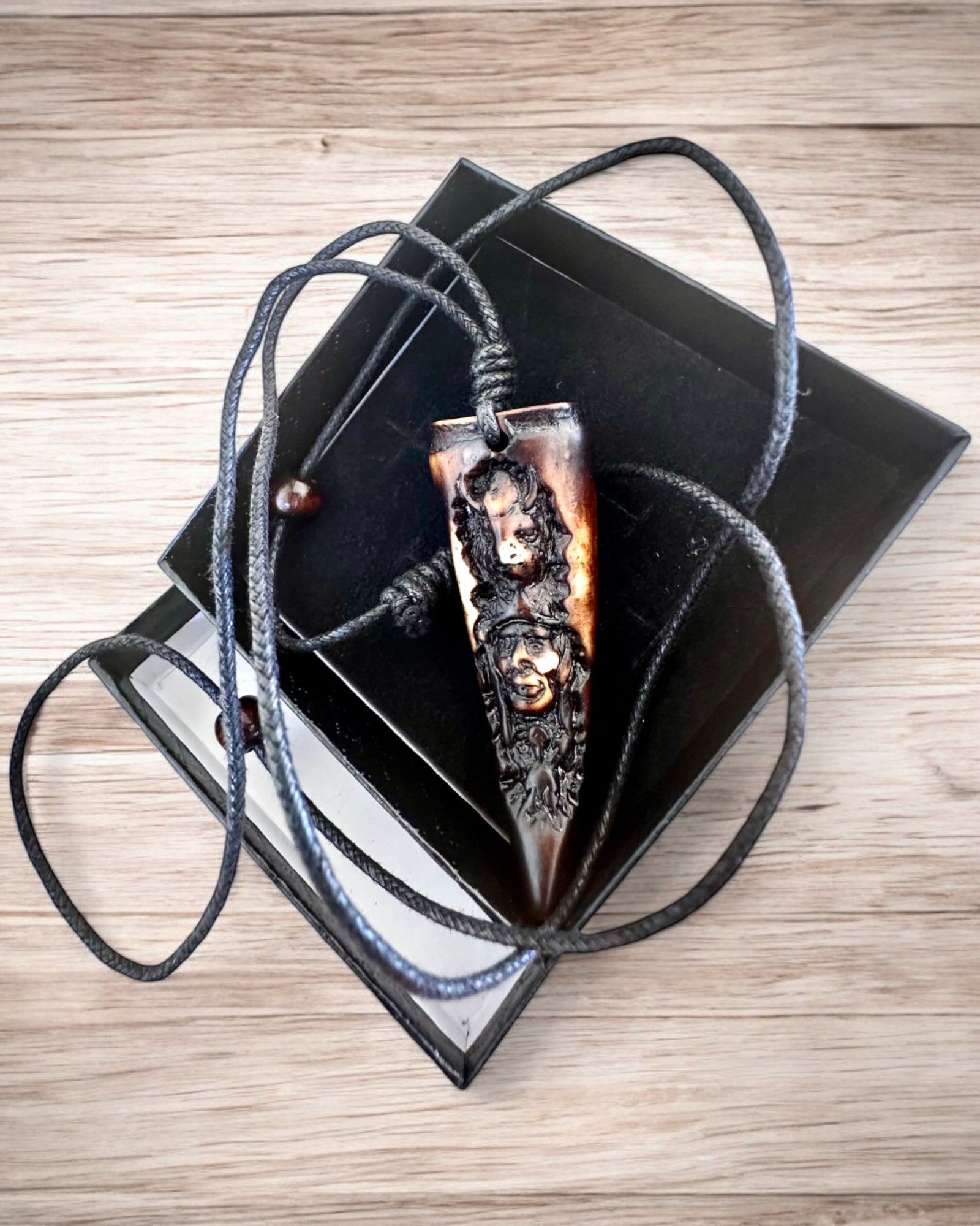 Náhrdelník Vlčí Tesák, amulet z pryskyřice - Mystická Síla Přírody, možnost personalizace gravírováním jako dárek