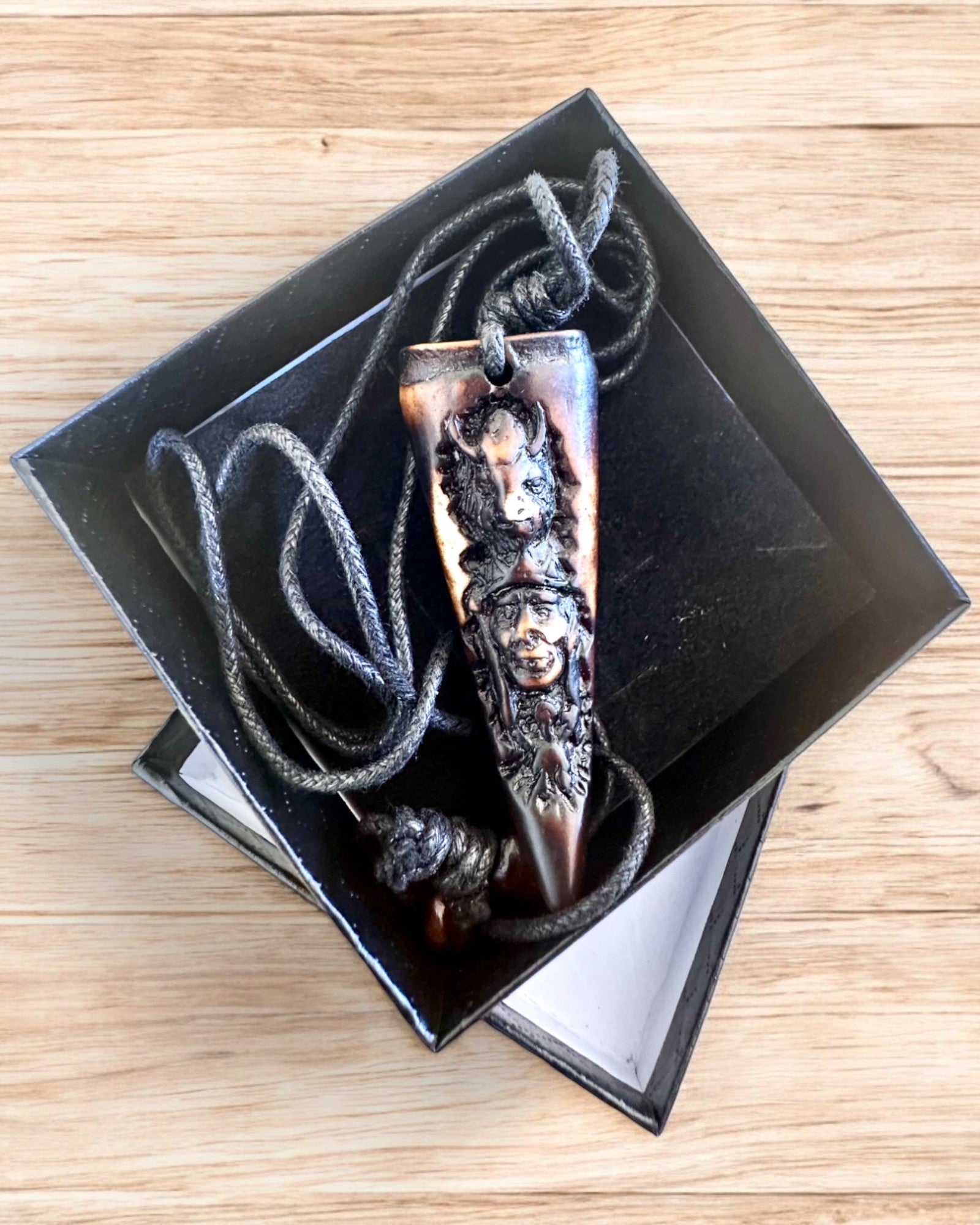 Náhrdelník Vlčí Tesák, amulet z pryskyřice - Mystická Síla Přírody, možnost personalizace gravírováním jako dárek