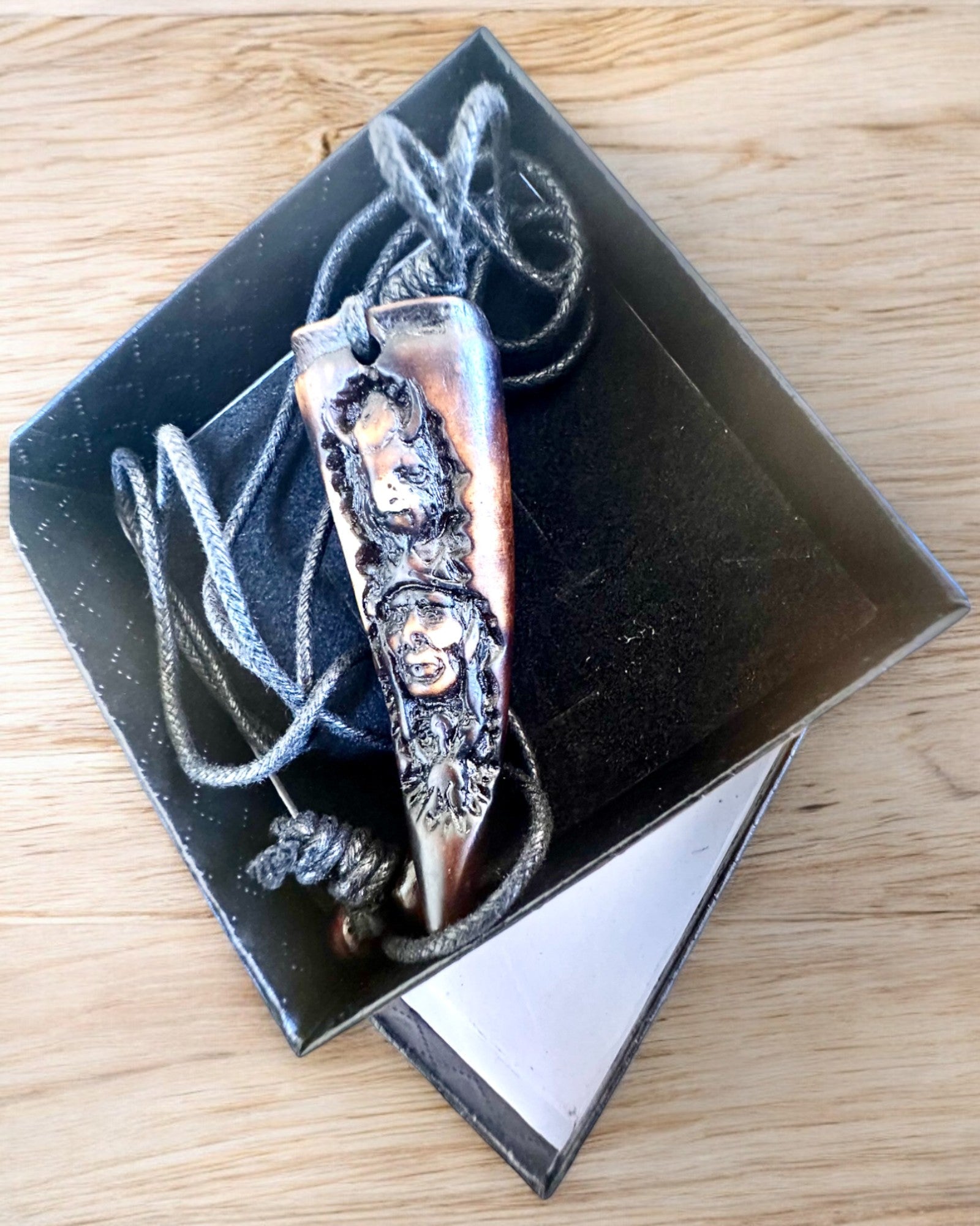 Náhrdelník Vlčí Tesák, amulet z pryskyřice - Mystická Síla Přírody, možnost personalizace gravírováním jako dárek