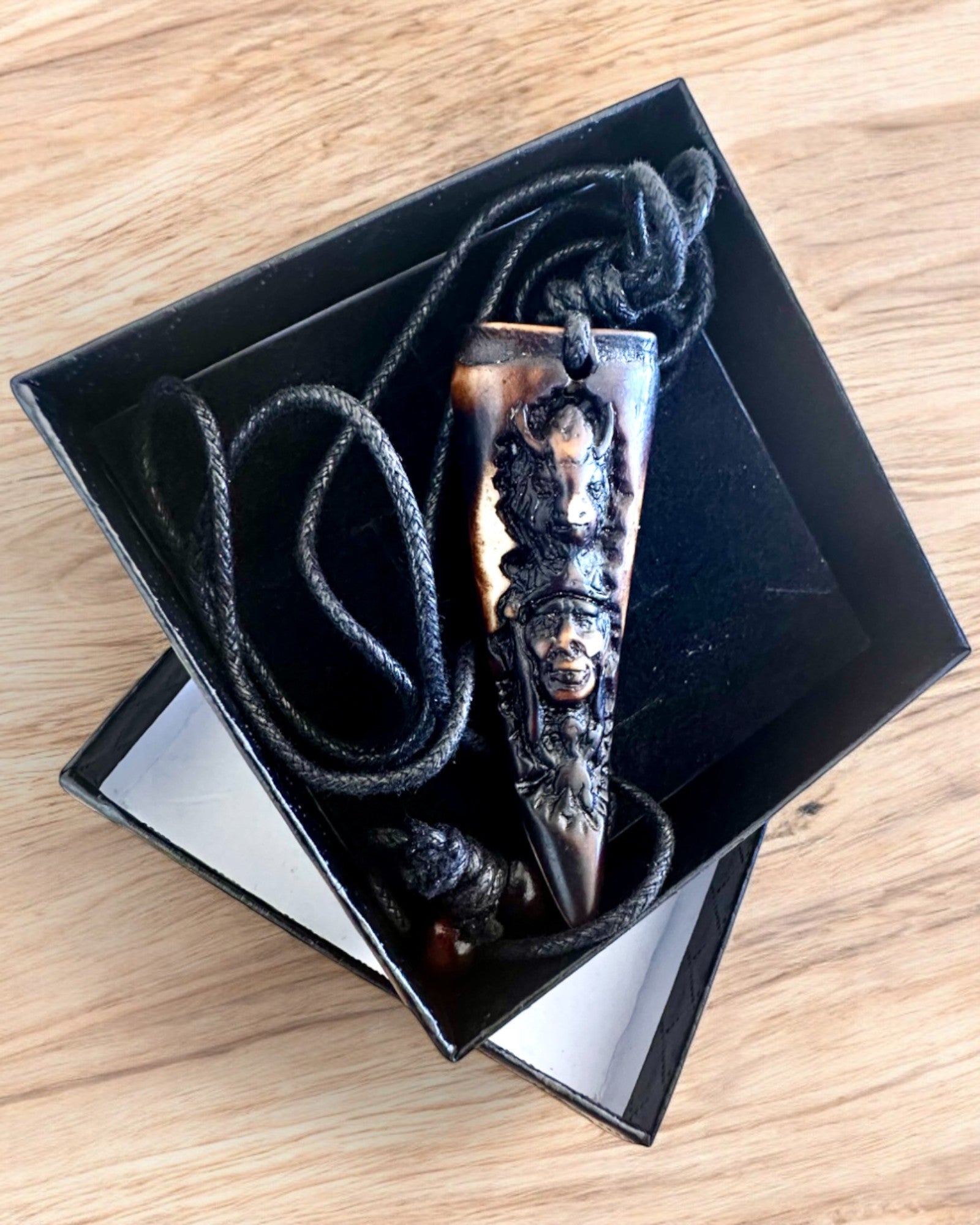 Náhrdelník Vlčí Tesák, amulet z pryskyřice - Mystická Síla Přírody, možnost personalizace gravírováním jako dárek