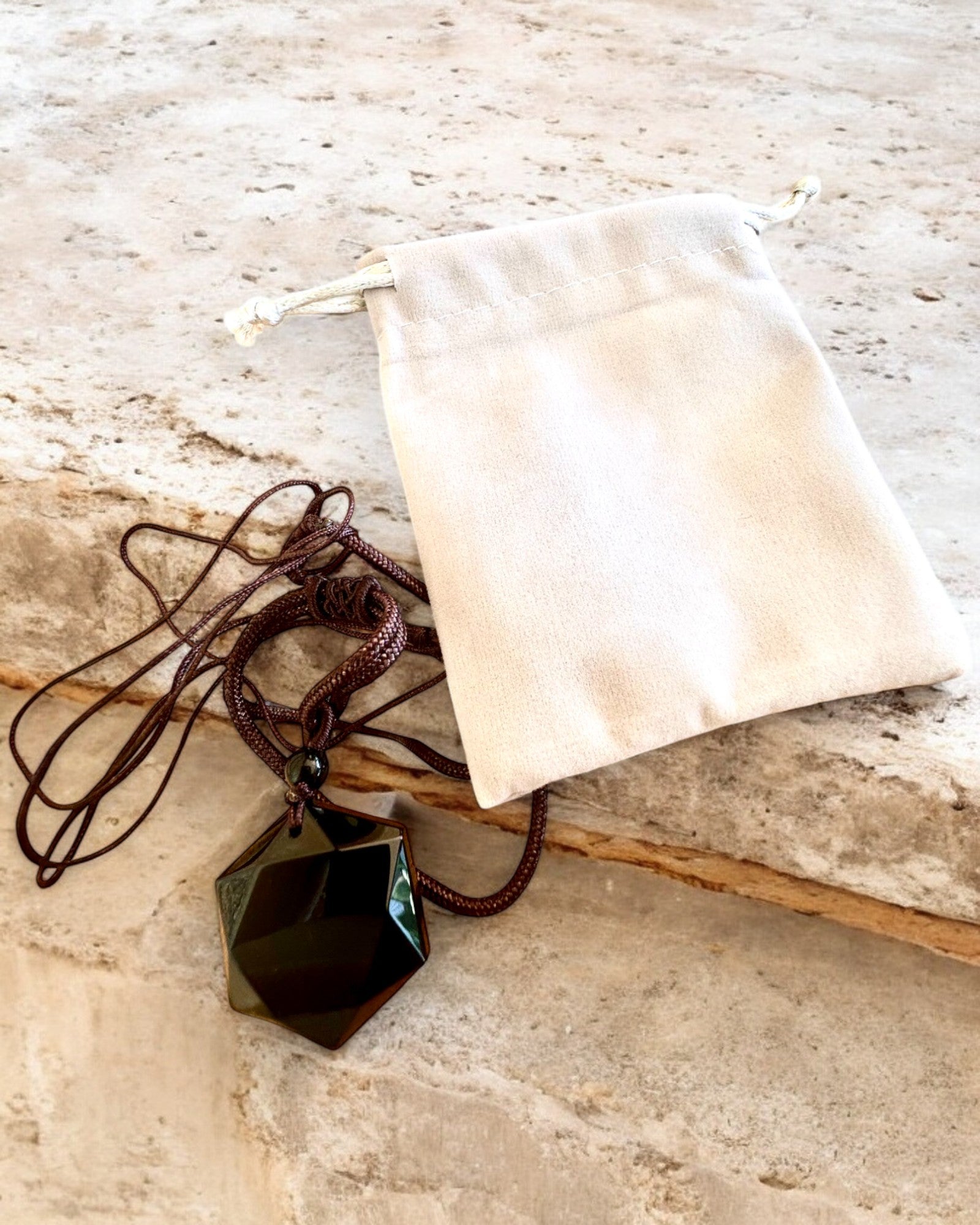 Amulet z černého obsidiánu "Davidova hvězda", možnost personalizace gravírováním jako dárek