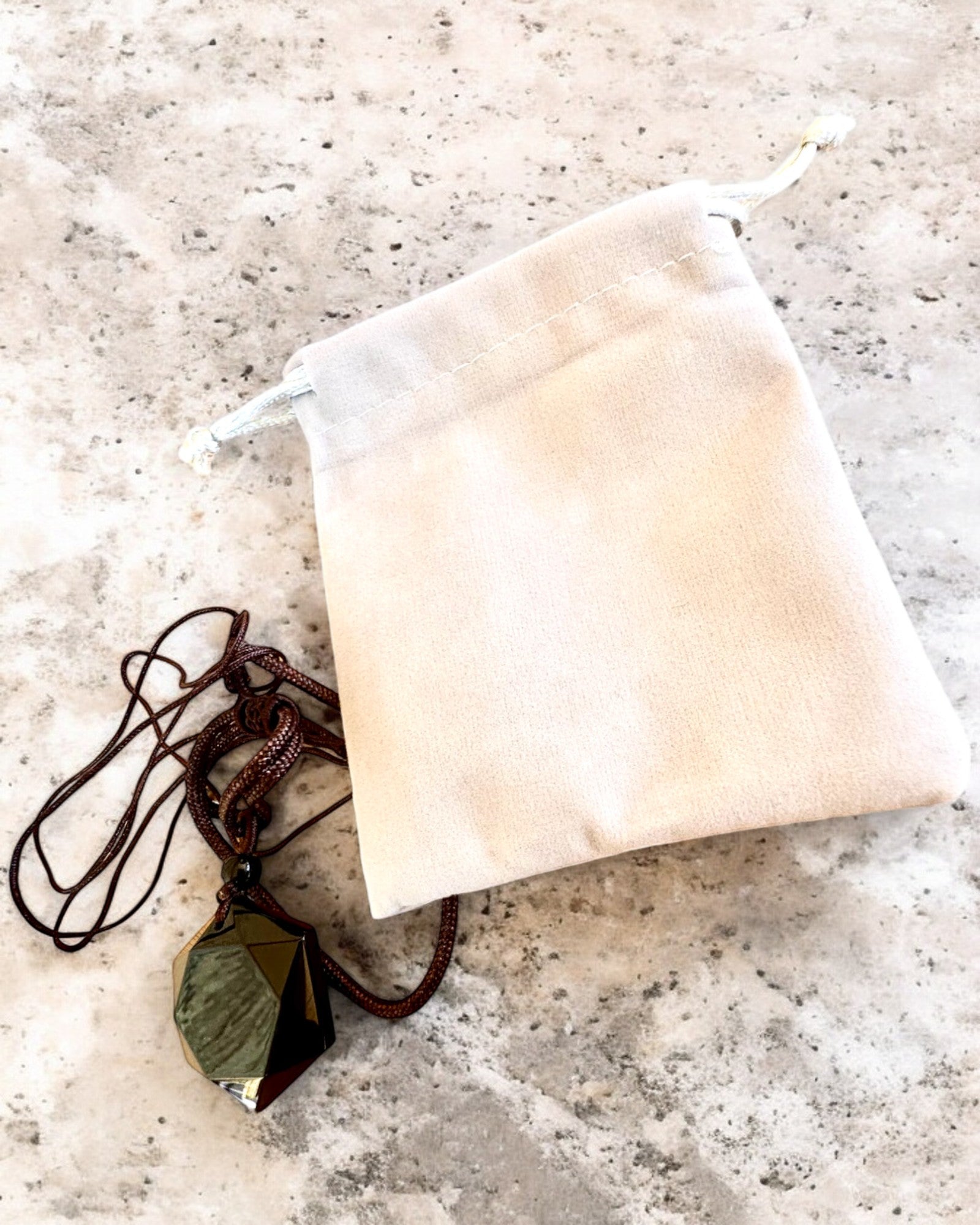 Amulet z černého obsidiánu "Davidova hvězda", možnost personalizace gravírováním jako dárek