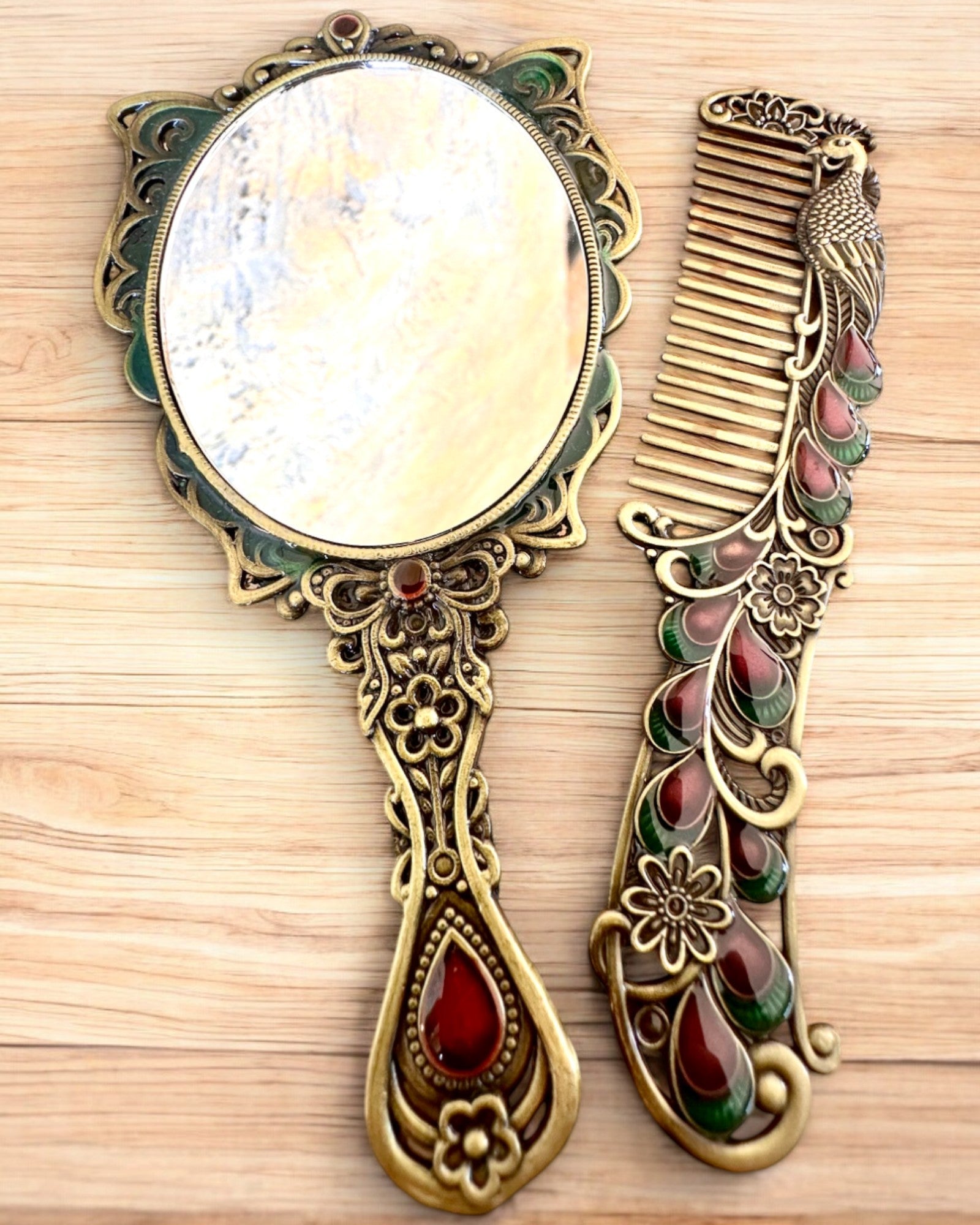 Set Oglindă „Eleganța Fluturelui” cu Pieptene