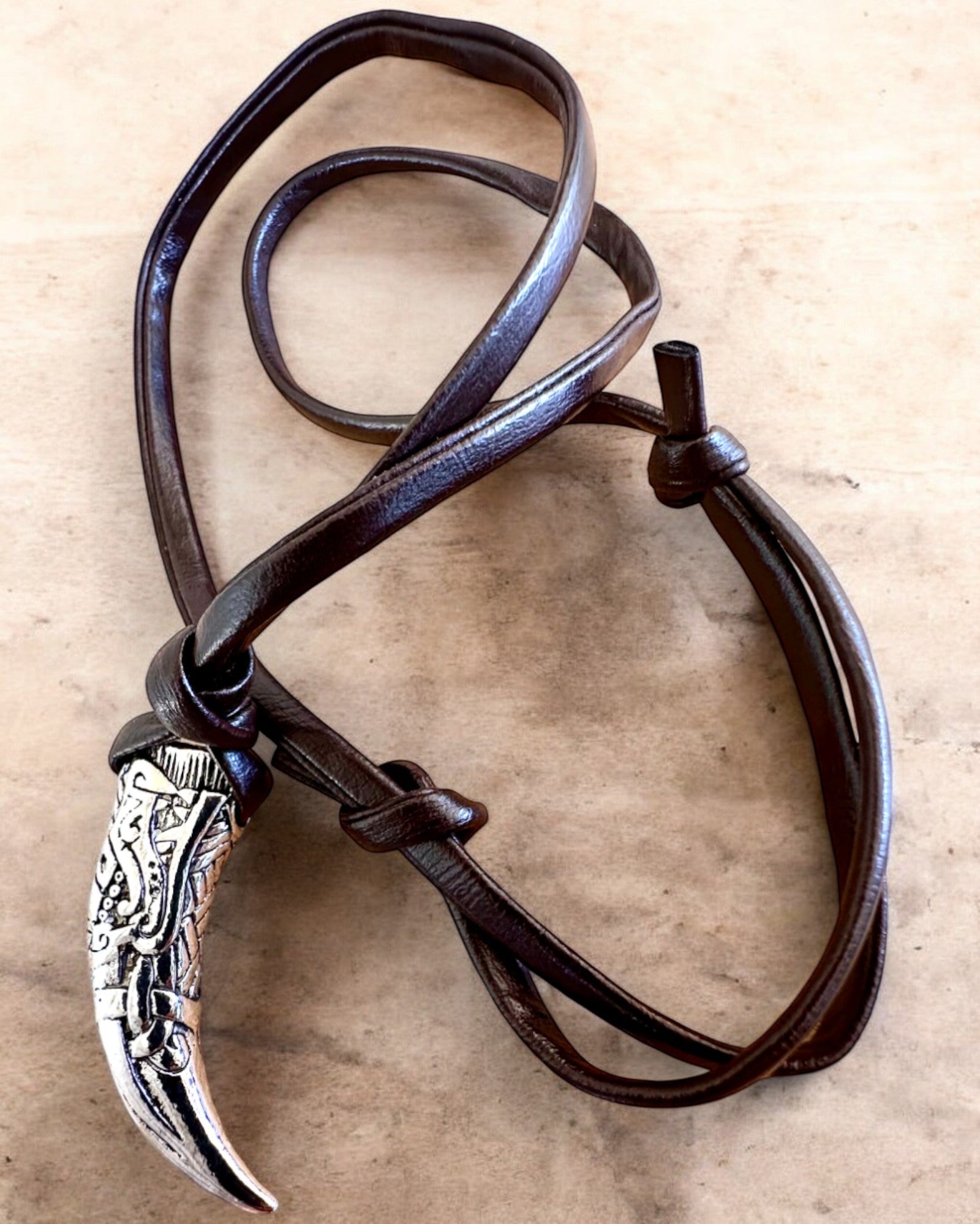 „Vlčí Tesák“ z Nerezové Oceli – Amulet Odvahy, Náhrdelník s Možností Personalizace Gravírováním jako Dárek