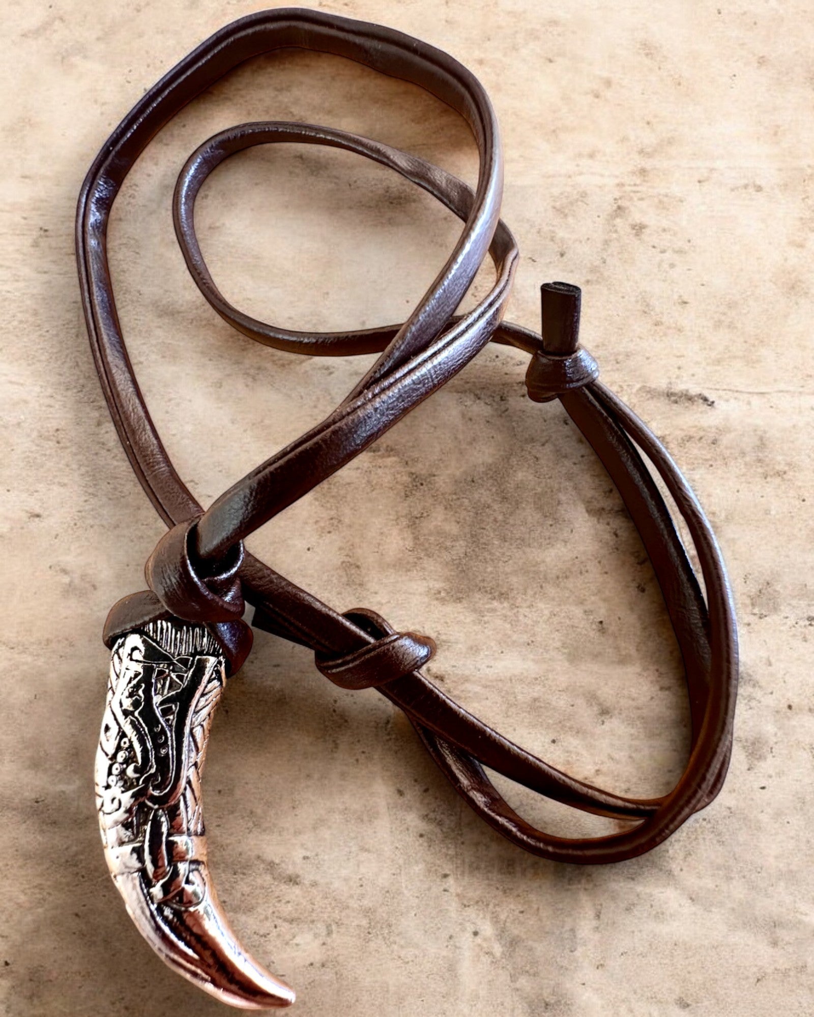 „Vlčí Tesák“ z Nerezové Oceli – Amulet Odvahy, Náhrdelník s Možností Personalizace Gravírováním jako Dárek