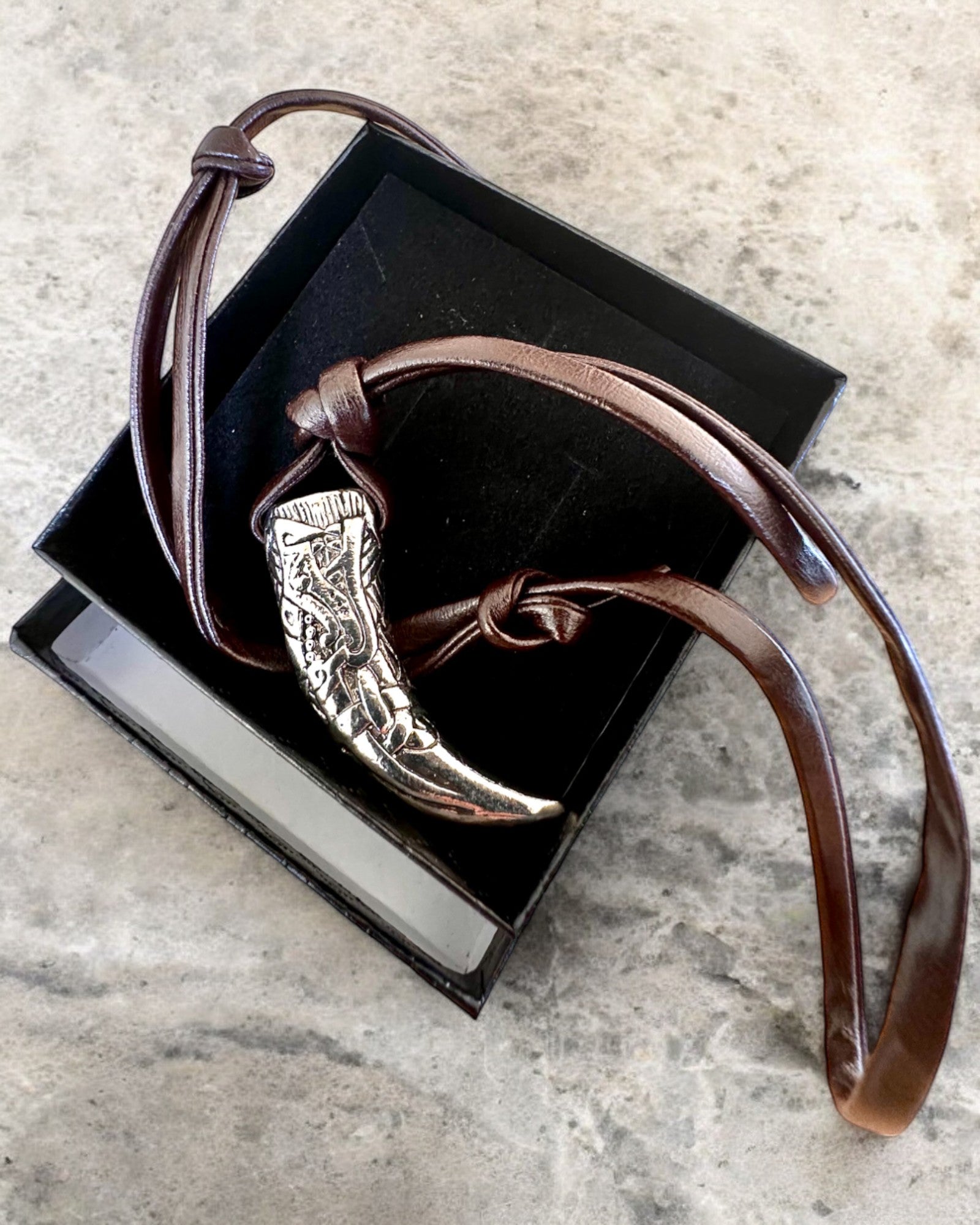 „Vlčí Tesák“ z Nerezové Oceli – Amulet Odvahy, Náhrdelník s Možností Personalizace Gravírováním jako Dárek