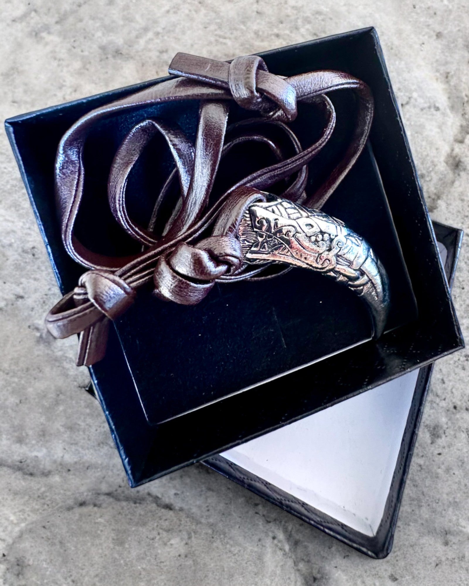 „Vlčí Tesák“ z Nerezové Oceli – Amulet Odvahy, Náhrdelník s Možností Personalizace Gravírováním jako Dárek