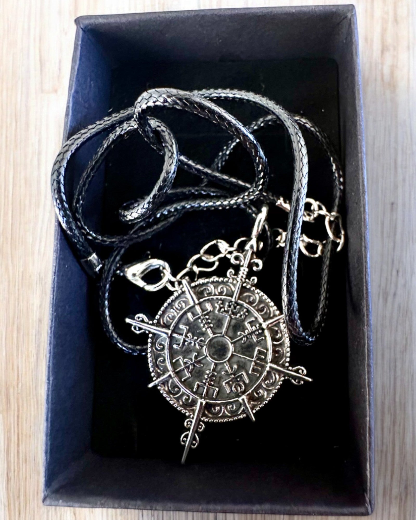 Amulet Válečník Severu - Kompas Vikinga, možnost personalizace gravírováním jako dárek, 2 varianty na výběr