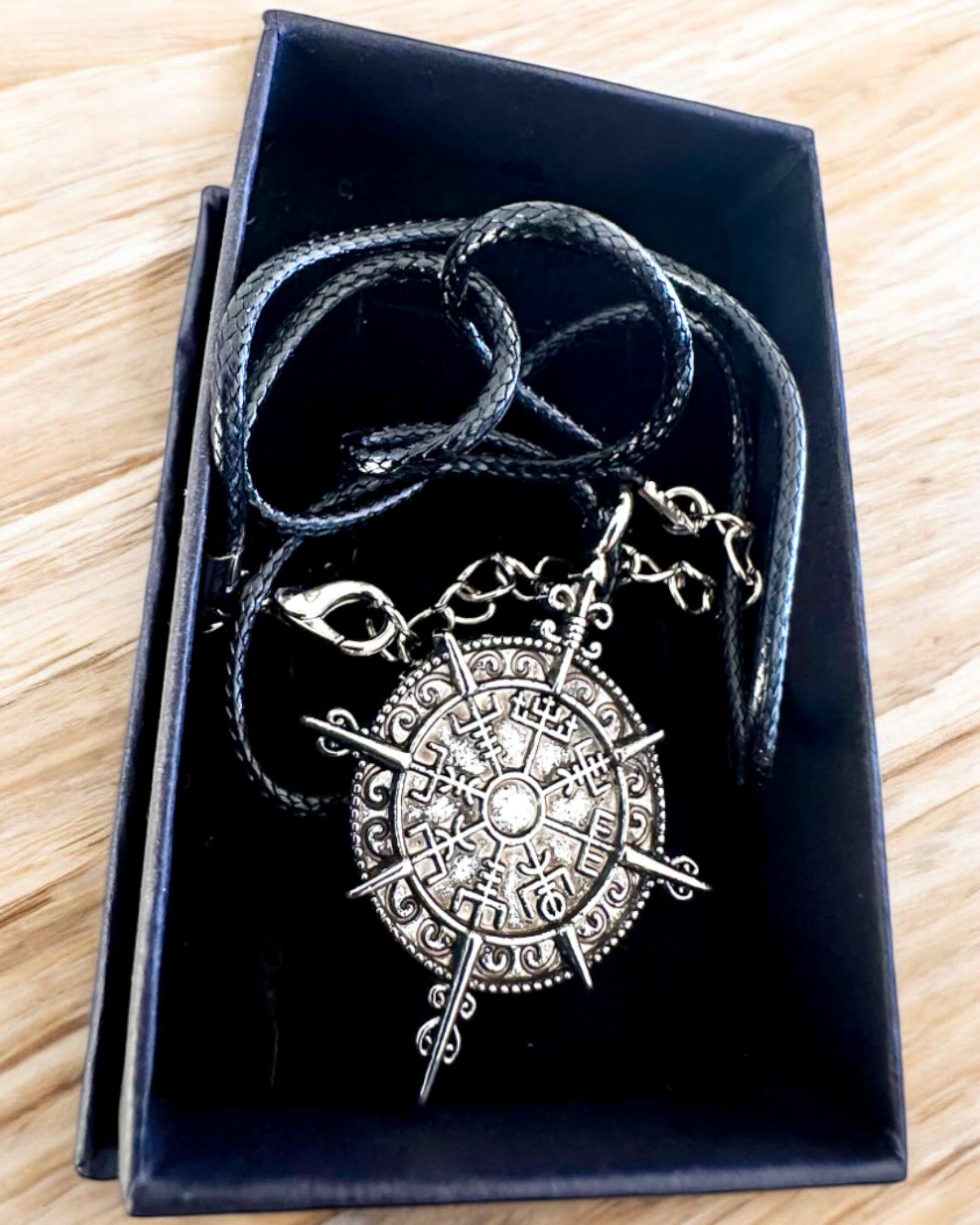 Amulet Válečník Severu - Kompas Vikinga, možnost personalizace gravírováním jako dárek, 2 varianty na výběr