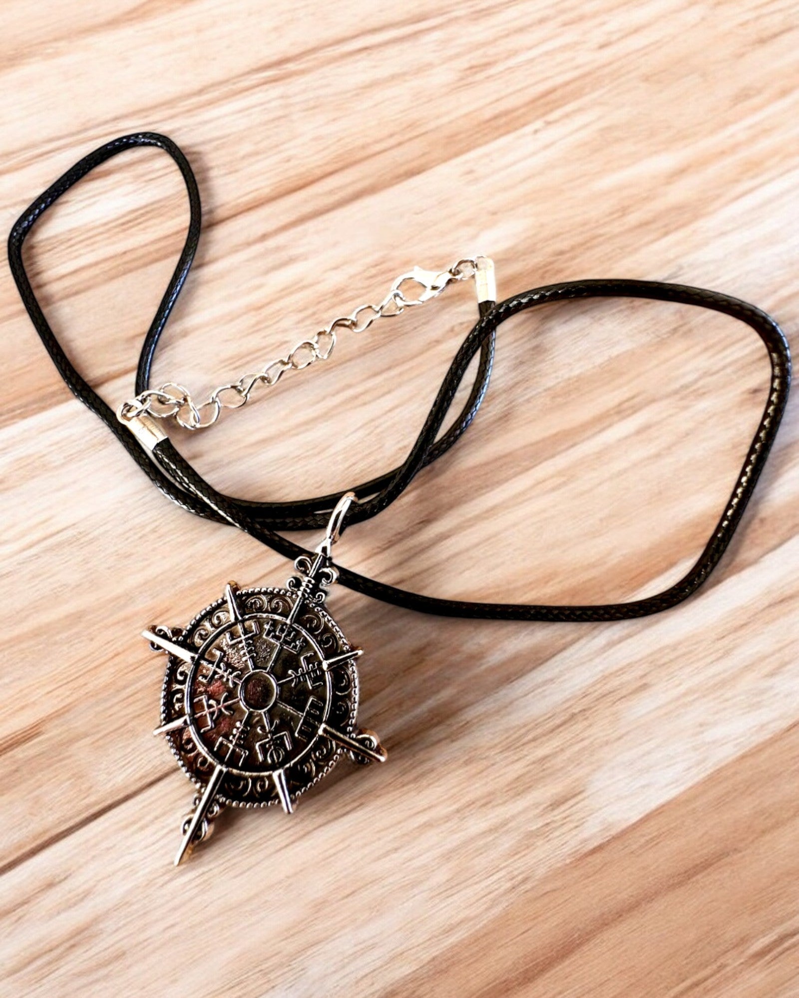 Amulet Válečník Severu - Kompas Vikinga, možnost personalizace gravírováním jako dárek, 2 varianty na výběr