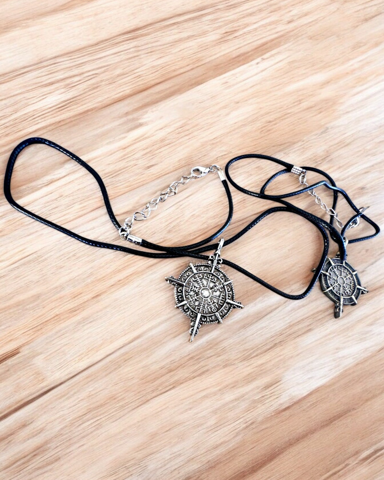 Amulet Válečník Severu - Kompas Vikinga, možnost personalizace gravírováním jako dárek, 2 varianty na výběr