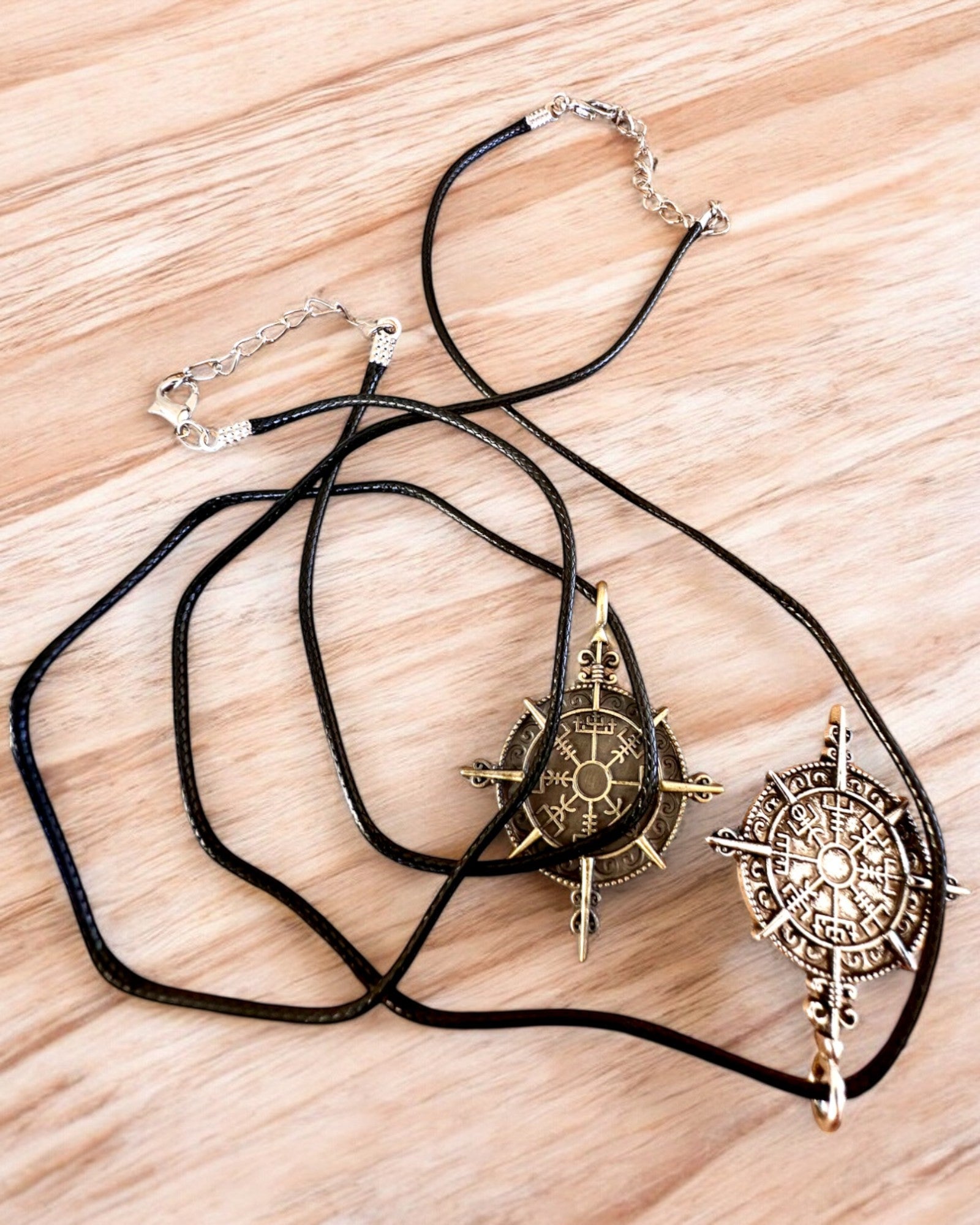 Amulet Válečník Severu - Kompas Vikinga, možnost personalizace gravírováním jako dárek, 2 varianty na výběr