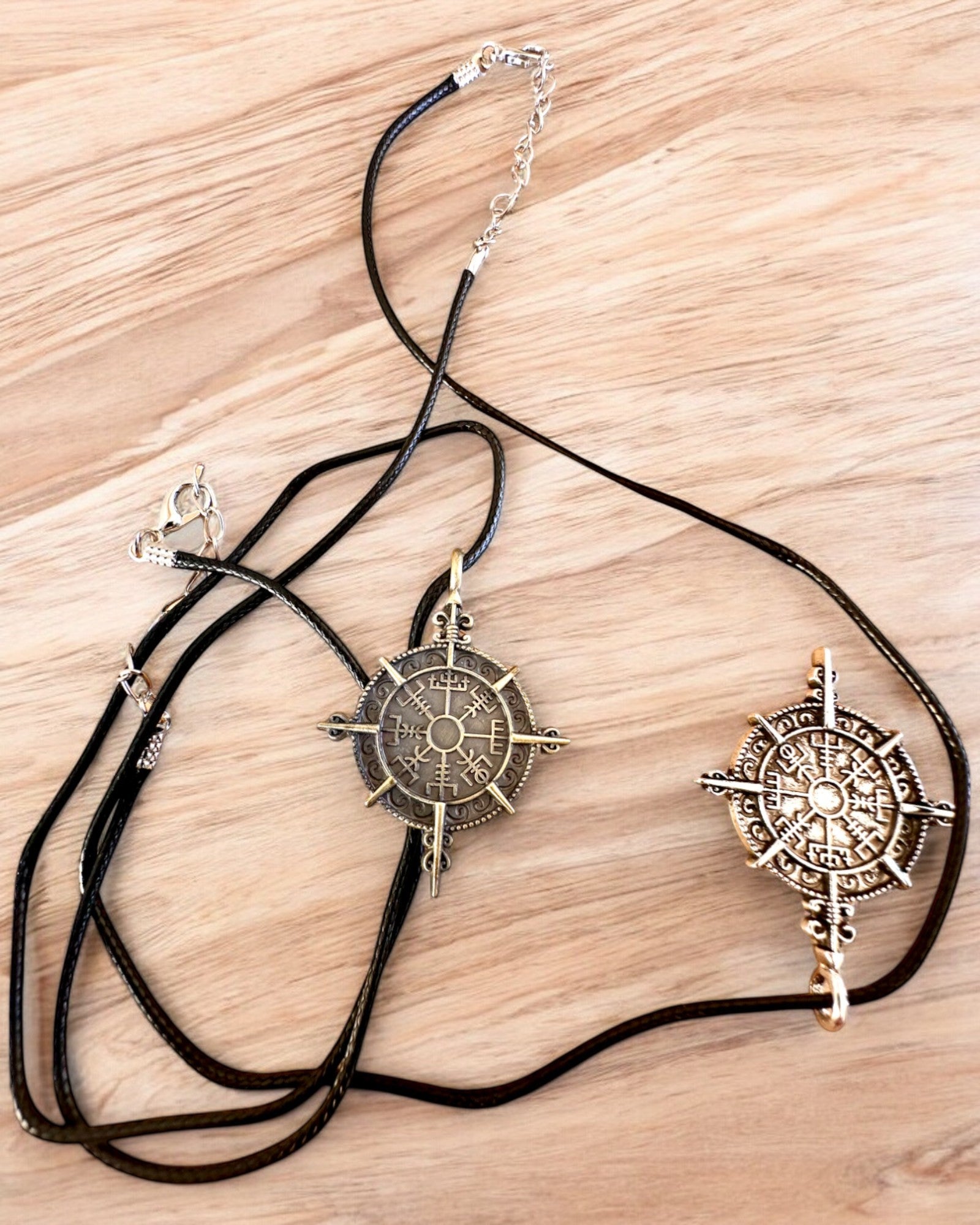 Amulet Válečník Severu - Kompas Vikinga, možnost personalizace gravírováním jako dárek, 2 varianty na výběr