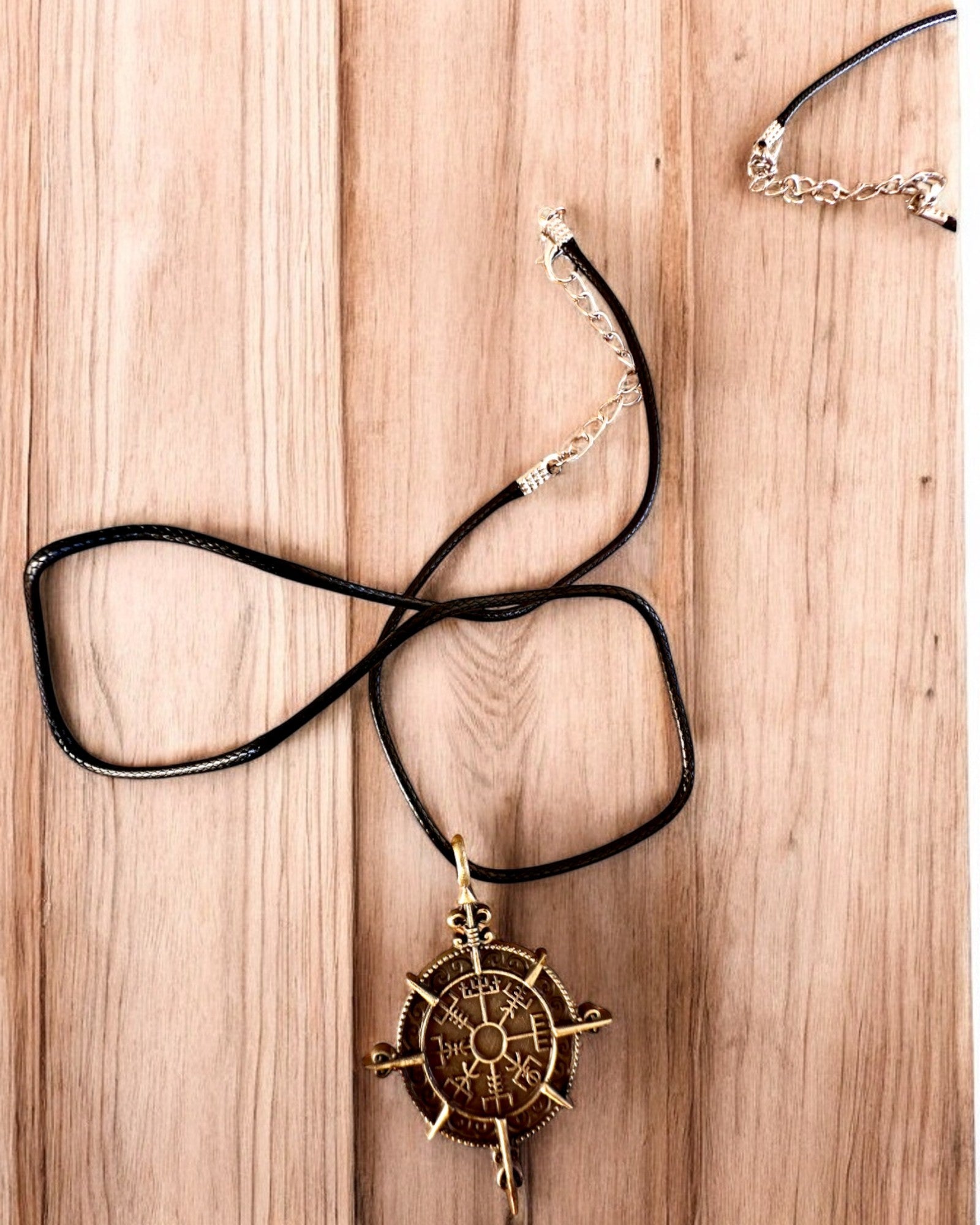 Amulet Válečník Severu - Kompas Vikinga, možnost personalizace gravírováním jako dárek, 2 varianty na výběr