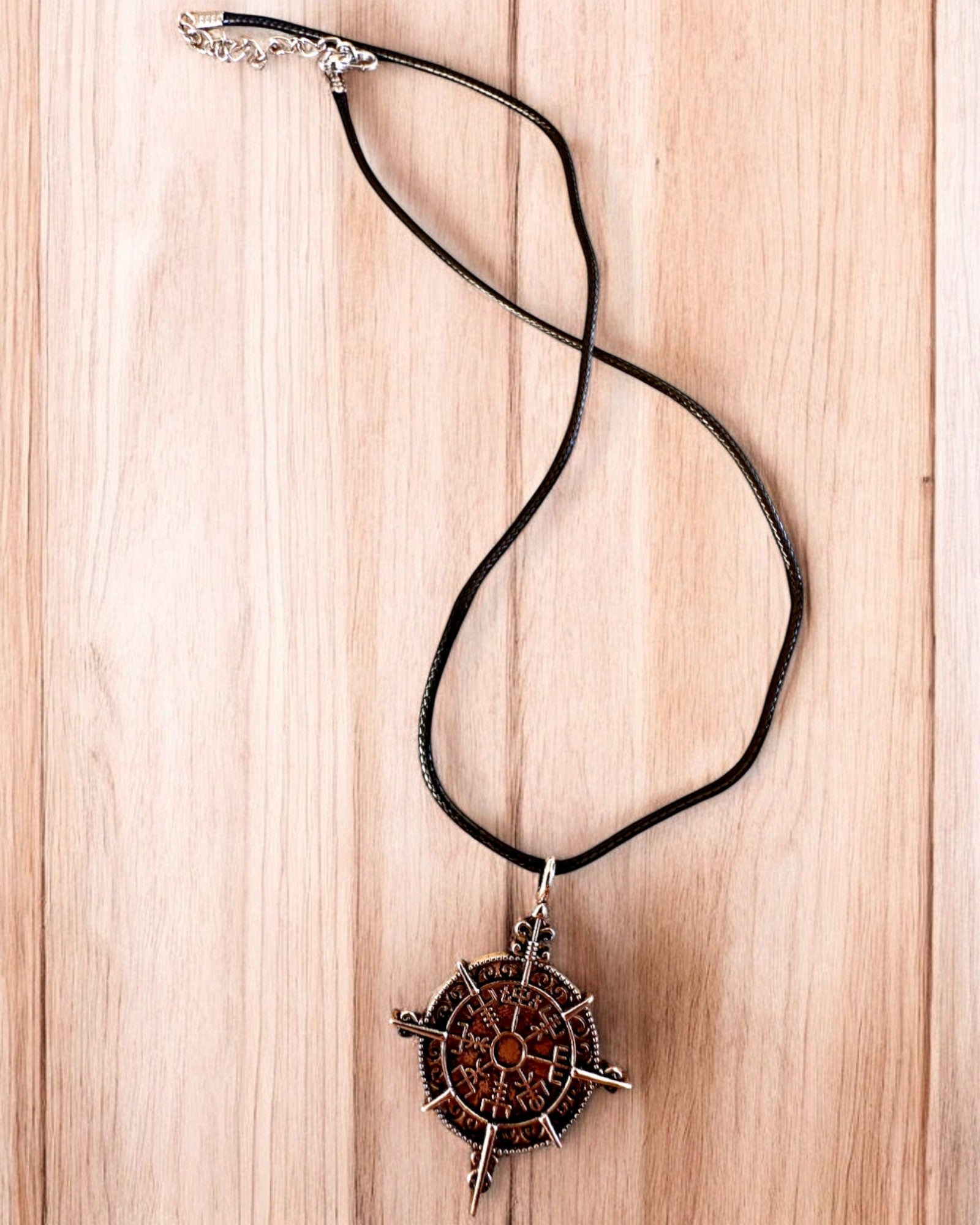 Amulet Válečník Severu - Kompas Vikinga, možnost personalizace gravírováním jako dárek, 2 varianty na výběr