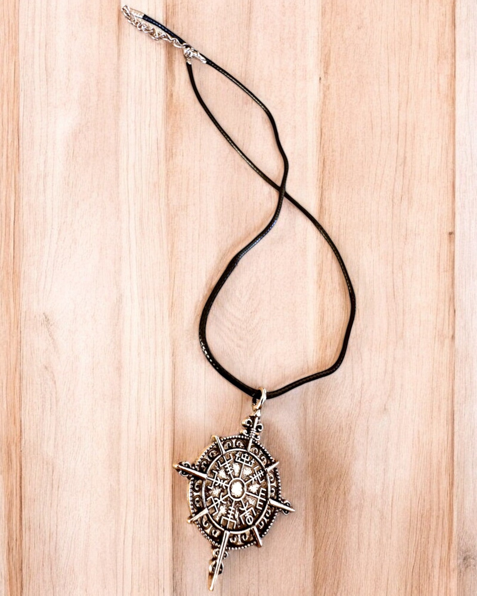 Amulet Válečník Severu - Kompas Vikinga, možnost personalizace gravírováním jako dárek, 2 varianty na výběr