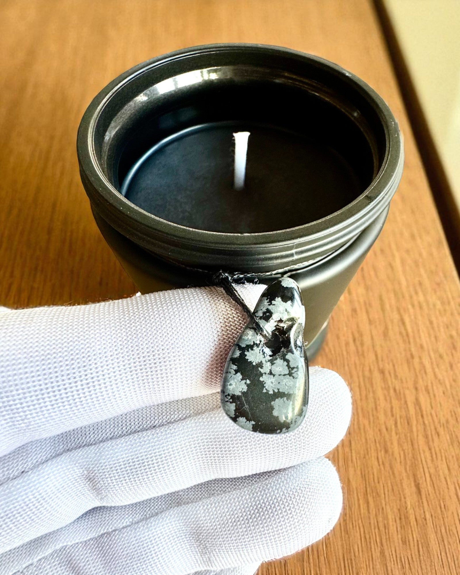 Соєва інтенційна свічка Обсидіан – впевненість у собі та внутрішня сила, 250 мл, можливість персоналізації для подарунка