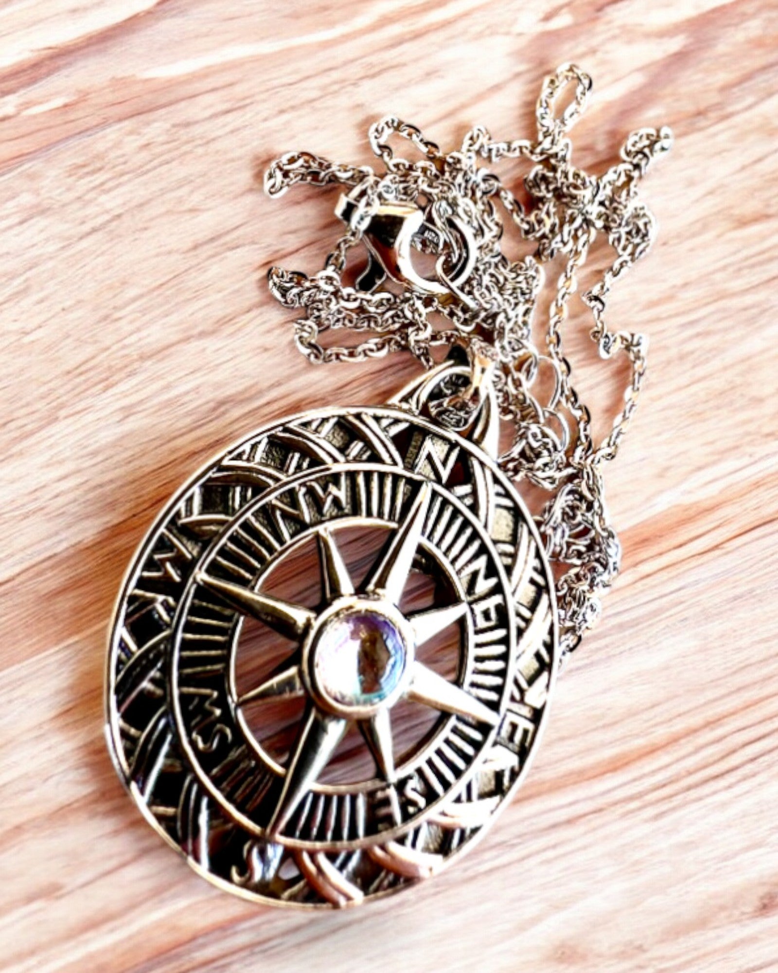 Amulet Astrální Cesty – Stříbrný Náhrdelník s Gravírováním, personalizace jako dárek